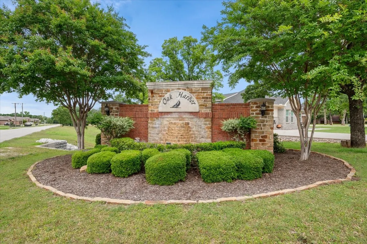 Single Family Residence For Sale in Tarrant County , 1300 Oak Harbor Boulevard, Azle, Texas 76020, 3 Bedroom, 2 Bathroom, 2 Garage spaces, 1,920 Sqft, built in 1987, mls#21394559, Real Estate Agent in Azle, Homes For Sale in Tarrant county, Homes For Sale in Azle, Realtor in Azle Texas, Real Estate Brokerage Independent Realty Texas, Luminita Cordes Realtor