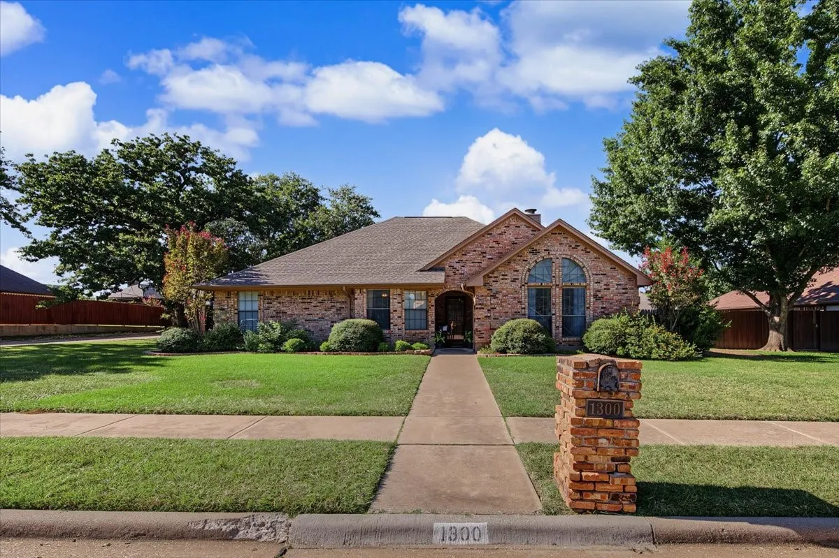 Single Family Residence For Sale in Tarrant County , 1300 Oak Harbor Boulevard, Azle, Texas 76020, 3 Bedroom, 2 Bathroom, 2 Garage spaces, 1,920 Sqft, built in 1987, mls#21394559, Real Estate Agent in Azle, Homes For Sale in Tarrant county, Homes For Sale in Azle, Realtor in Azle Texas, Real Estate Brokerage Independent Realty Texas, Luminita Cordes Realtor