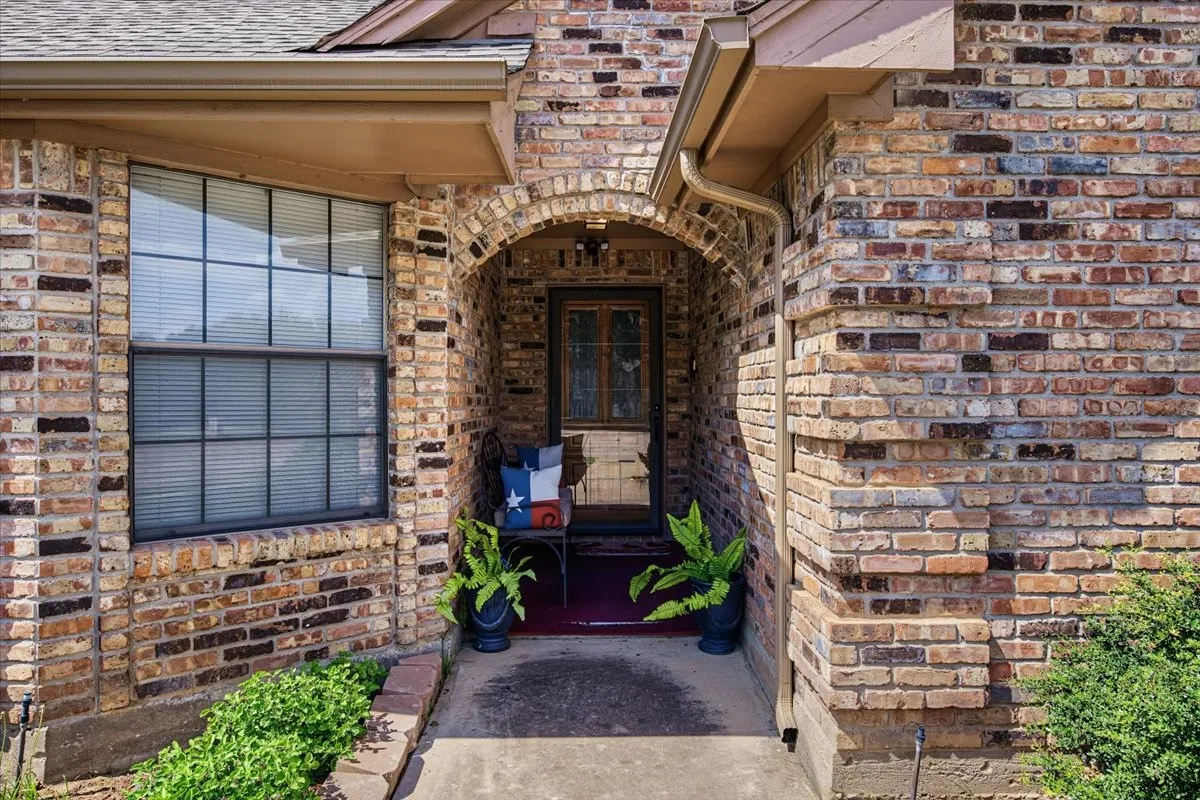 Single Family Residence For Sale in Tarrant County , 1300 Oak Harbor Boulevard, Azle, Texas 76020, 3 Bedroom, 2 Bathroom, 2 Garage spaces, 1,920 Sqft, built in 1987, mls#21394559, Real Estate Agent in Azle, Homes For Sale in Tarrant county, Homes For Sale in Azle, Realtor in Azle Texas, Real Estate Brokerage Independent Realty Texas, Luminita Cordes Realtor