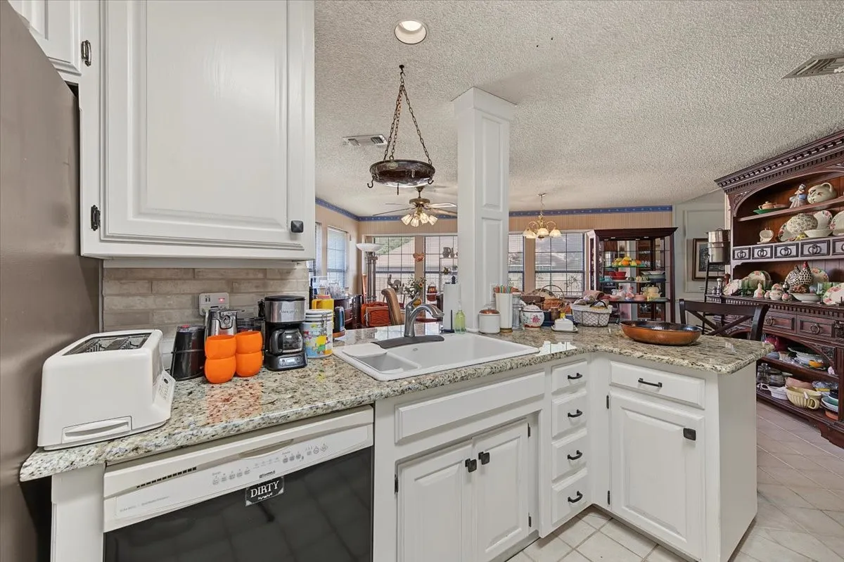 Single Family Residence For Sale in Tarrant County , 1300 Oak Harbor Boulevard, Azle, Texas 76020, 3 Bedroom, 2 Bathroom, 2 Garage spaces, 1,920 Sqft, built in 1987, mls#21394559, Real Estate Agent in Azle, Homes For Sale in Tarrant county, Homes For Sale in Azle, Realtor in Azle Texas, Real Estate Brokerage Independent Realty Texas, Luminita Cordes Realtor