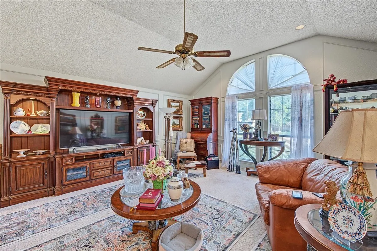 Single Family Residence For Sale in Tarrant County , 1300 Oak Harbor Boulevard, Azle, Texas 76020, 3 Bedroom, 2 Bathroom, 2 Garage spaces, 1,920 Sqft, built in 1987, mls#21394559, Real Estate Agent in Azle, Homes For Sale in Tarrant county, Homes For Sale in Azle, Realtor in Azle Texas, Real Estate Brokerage Independent Realty Texas, Luminita Cordes Realtor