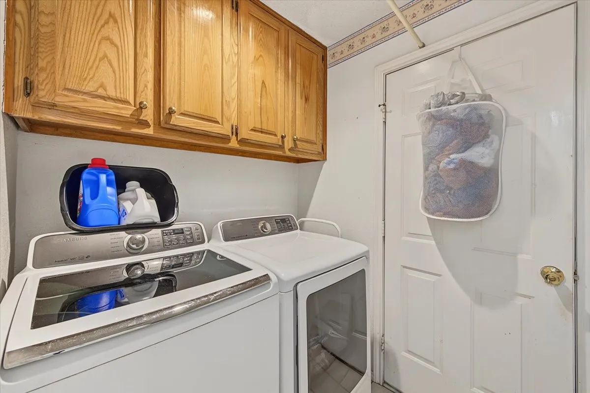 Single Family Residence For Sale in Tarrant County , 1300 Oak Harbor Boulevard, Azle, Texas 76020, 3 Bedroom, 2 Bathroom, 2 Garage spaces, 1,920 Sqft, built in 1987, mls#21394559, Real Estate Agent in Azle, Homes For Sale in Tarrant county, Homes For Sale in Azle, Realtor in Azle Texas, Real Estate Brokerage Independent Realty Texas, Luminita Cordes Realtor