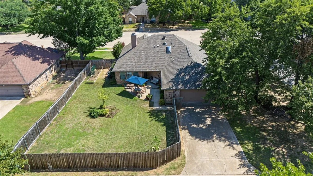 Single Family Residence For Sale in Tarrant County , 1300 Oak Harbor Boulevard, Azle, Texas 76020, 3 Bedroom, 2 Bathroom, 2 Garage spaces, 1,920 Sqft, built in 1987, mls#21394559, Real Estate Agent in Azle, Homes For Sale in Tarrant county, Homes For Sale in Azle, Realtor in Azle Texas, Real Estate Brokerage Independent Realty Texas, Luminita Cordes Realtor