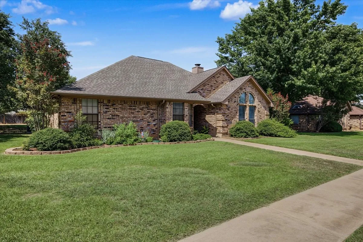 Single Family Residence For Sale in Tarrant County , 1300 Oak Harbor Boulevard, Azle, Texas 76020, 3 Bedroom, 2 Bathroom, 2 Garage spaces, 1,920 Sqft, built in 1987, mls#21394559, Real Estate Agent in Azle, Homes For Sale in Tarrant county, Homes For Sale in Azle, Realtor in Azle Texas, Real Estate Brokerage Independent Realty Texas, Luminita Cordes Realtor