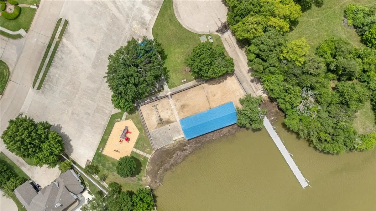 Single Family Residence For Sale in Tarrant County , 1300 Oak Harbor Boulevard, Azle, Texas 76020, 3 Bedroom, 2 Bathroom, 2 Garage spaces, 1,920 Sqft, built in 1987, mls#21394559, Real Estate Agent in Azle, Homes For Sale in Tarrant county, Homes For Sale in Azle, Realtor in Azle Texas, Real Estate Brokerage Independent Realty Texas, Luminita Cordes Realtor