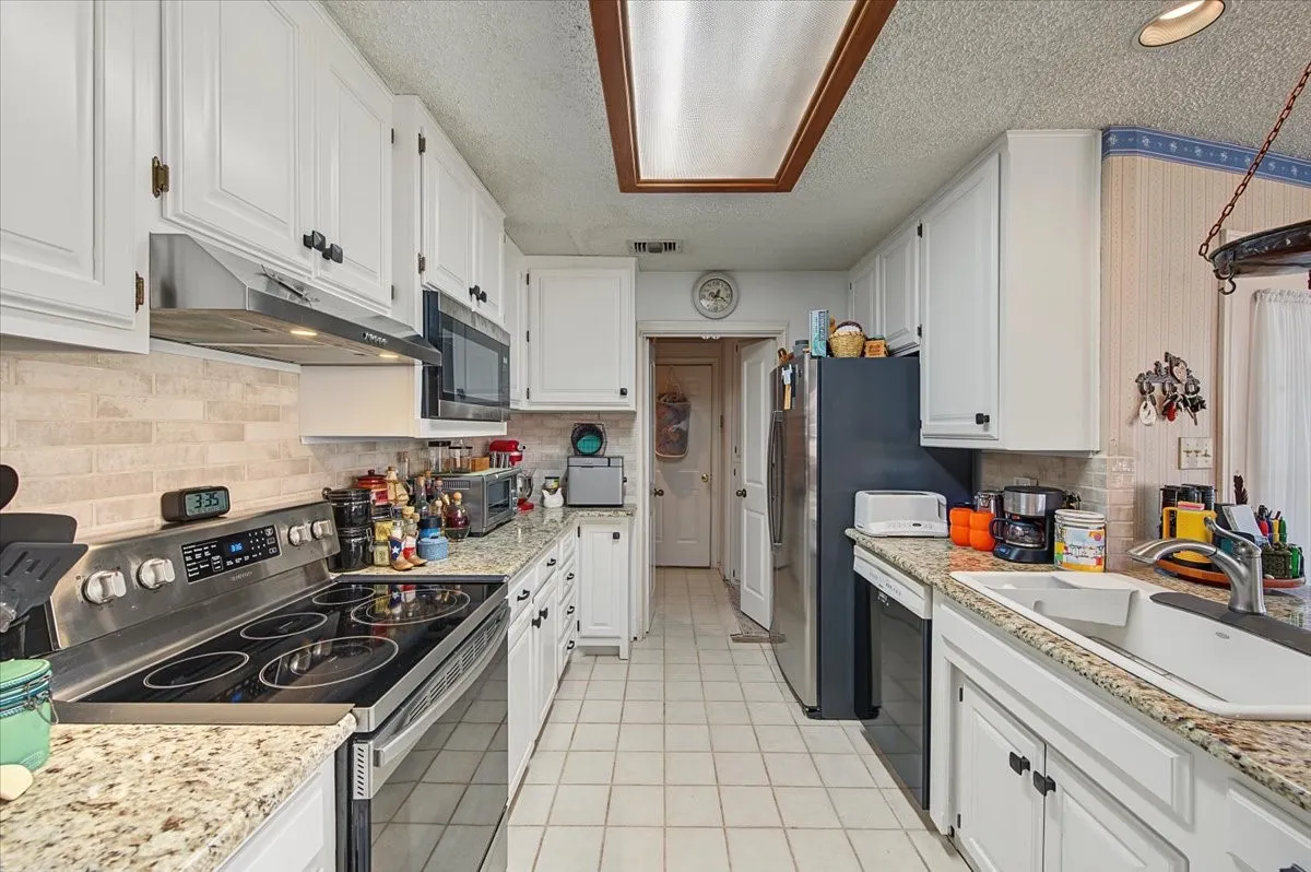 Single Family Residence For Sale in Tarrant County , 1300 Oak Harbor Boulevard, Azle, Texas 76020, 3 Bedroom, 2 Bathroom, 2 Garage spaces, 1,920 Sqft, built in 1987, mls#21394559, Real Estate Agent in Azle, Homes For Sale in Tarrant county, Homes For Sale in Azle, Realtor in Azle Texas, Real Estate Brokerage Independent Realty Texas, Luminita Cordes Realtor