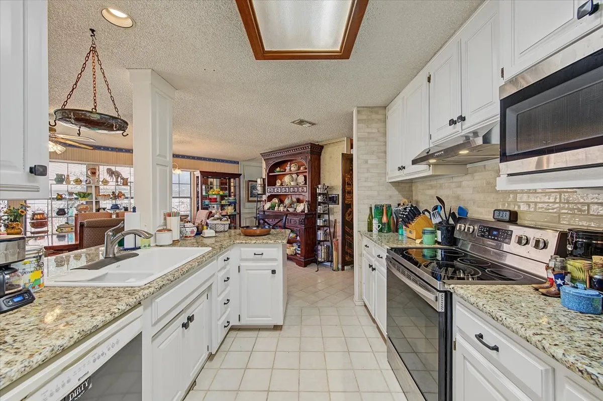 Single Family Residence For Sale in Tarrant County , 1300 Oak Harbor Boulevard, Azle, Texas 76020, 3 Bedroom, 2 Bathroom, 2 Garage spaces, 1,920 Sqft, built in 1987, mls#21394559, Real Estate Agent in Azle, Homes For Sale in Tarrant county, Homes For Sale in Azle, Realtor in Azle Texas, Real Estate Brokerage Independent Realty Texas, Luminita Cordes Realtor