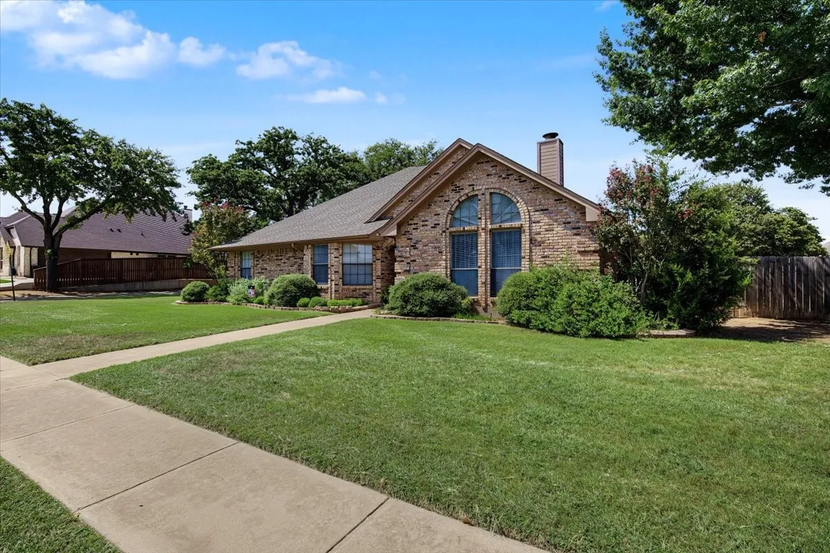 Single Family Residence For Sale in Tarrant County , 1300 Oak Harbor Boulevard, Azle, Texas 76020, 3 Bedroom, 2 Bathroom, 2 Garage spaces, 1,920 Sqft, built in 1987, mls#21394559, Real Estate Agent in Azle, Homes For Sale in Tarrant county, Homes For Sale in Azle, Realtor in Azle Texas, Real Estate Brokerage Independent Realty Texas, Luminita Cordes Realtor
