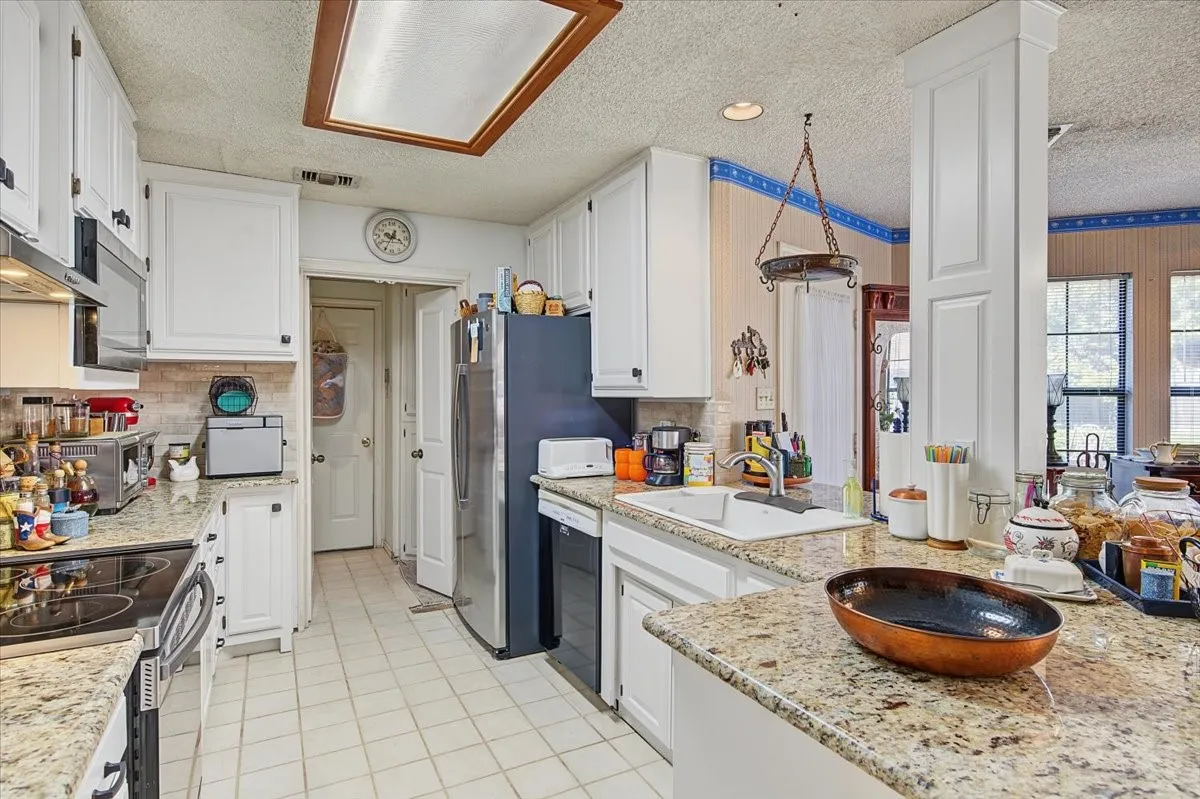 Single Family Residence For Sale in Tarrant County , 1300 Oak Harbor Boulevard, Azle, Texas 76020, 3 Bedroom, 2 Bathroom, 2 Garage spaces, 1,920 Sqft, built in 1987, mls#21394559, Real Estate Agent in Azle, Homes For Sale in Tarrant county, Homes For Sale in Azle, Realtor in Azle Texas, Real Estate Brokerage Independent Realty Texas, Luminita Cordes Realtor