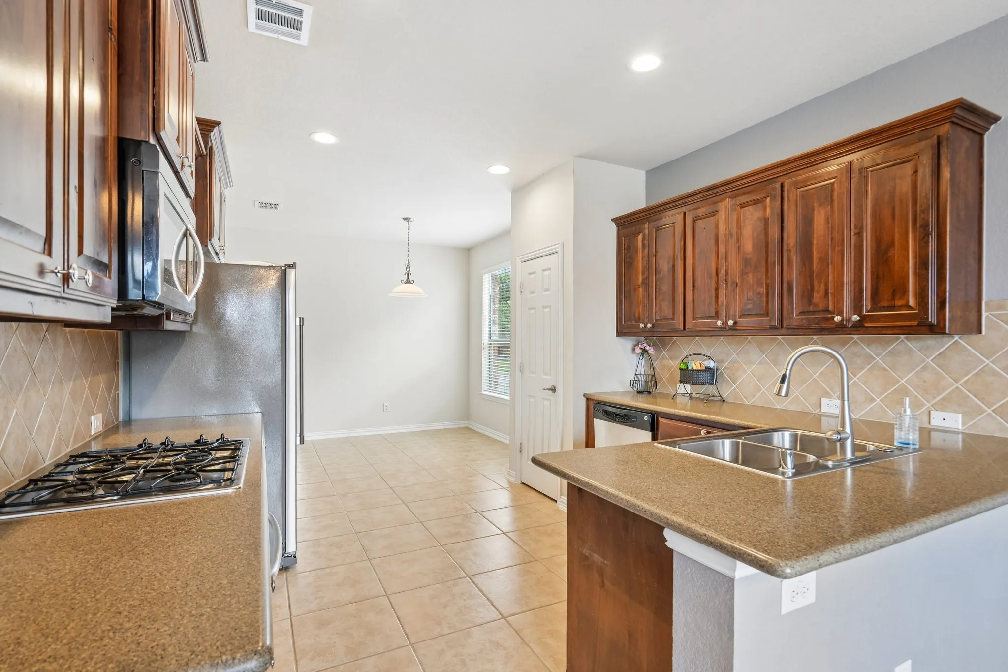 Single Family Residence For Rent in Tarrant County , 12308 Durango Root Drive, Fort Worth, Texas 76244, 4 Bedroom, 3 Bathroom, 2 Garage spaces, 2,429 Sqft, built in 2007, mls#21394823, Real Estate Agent in Fort Worth, Homes For Rent in Tarrant county, Homes For Rent in Fort Worth, Realtor in Fort Worth Texas, Real Estate Brokerage Independent Realty Texas, Luminita Cordes Realtor