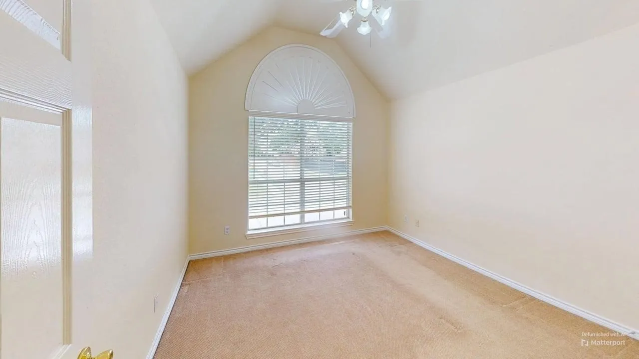 Vaulted ceiling with ceiling fan and light fixture