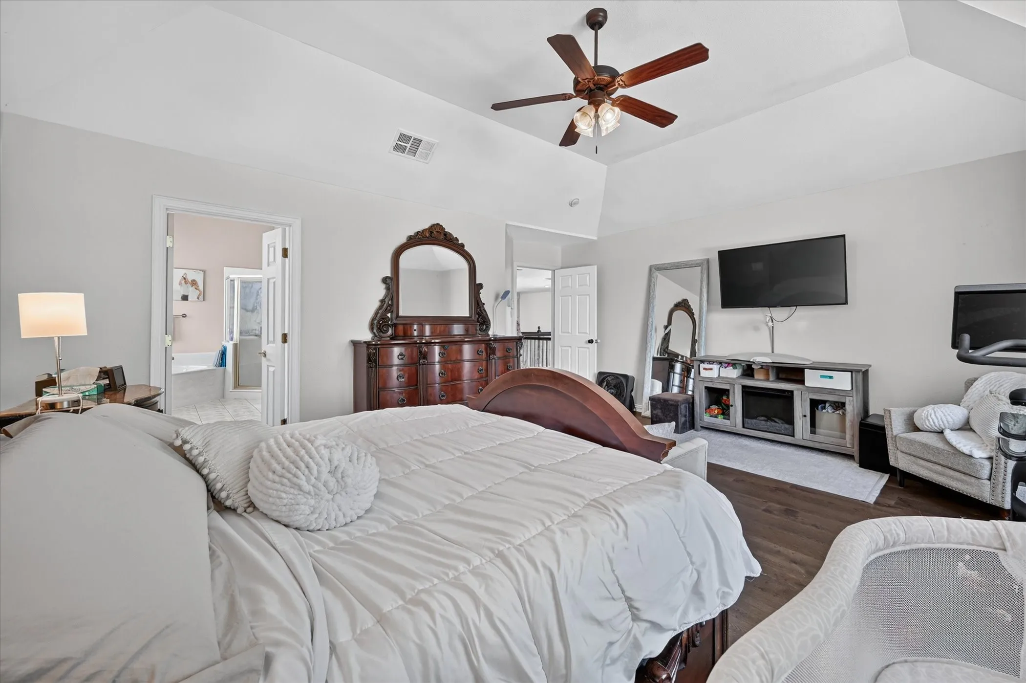 Single Family Residence For Rent in Tarrant County , 8728 Lariat Circle, Fort Worth, Texas 76244, 4 Bedroom, 4 Bathroom, 2 Garage spaces, 2,983 Sqft, built in 2002, mls#21392405, Real Estate Agent in Fort Worth, Homes For Rent in Tarrant county, Homes For Rent in Fort Worth, Realtor in Fort Worth Texas, Real Estate Brokerage Independent Realty Texas, Luminita Cordes Realtor