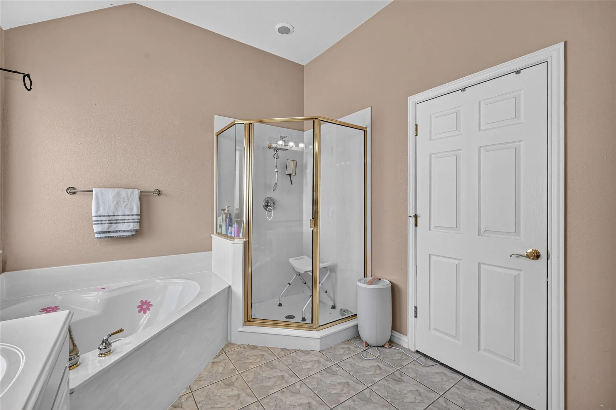 Single Family Residence For Rent in Tarrant County , 8728 Lariat Circle, Fort Worth, Texas 76244, 4 Bedroom, 4 Bathroom, 2 Garage spaces, 2,983 Sqft, built in 2002, mls#21392405, Real Estate Agent in Fort Worth, Homes For Rent in Tarrant county, Homes For Rent in Fort Worth, Realtor in Fort Worth Texas, Real Estate Brokerage Independent Realty Texas, Luminita Cordes Realtor
