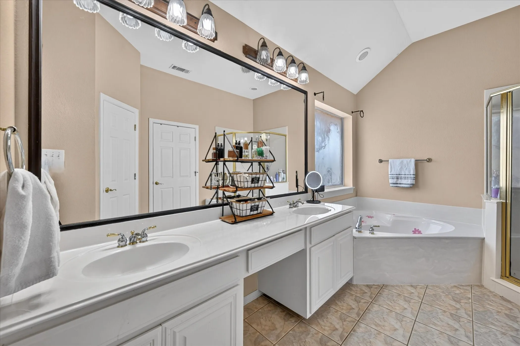 Single Family Residence For Rent in Tarrant County , 8728 Lariat Circle, Fort Worth, Texas 76244, 4 Bedroom, 4 Bathroom, 2 Garage spaces, 2,983 Sqft, built in 2002, mls#21392405, Real Estate Agent in Fort Worth, Homes For Rent in Tarrant county, Homes For Rent in Fort Worth, Realtor in Fort Worth Texas, Real Estate Brokerage Independent Realty Texas, Luminita Cordes Realtor