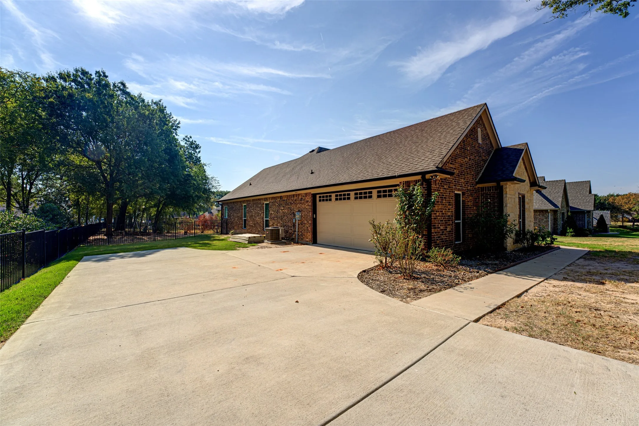 Single Family Residence For Sale in Kaufman County , 101 Lighthouse Lane, Mabank, Texas 75143, 3 Bedroom, 2 Bathroom, 2 Garage spaces, 2,054 Sqft, built in 2020, mls#21394463, Real Estate Agent in Mabank, Homes For Sale in Kaufman county, Homes For Sale in Mabank, Realtor in Mabank Texas, Real Estate Brokerage Independent Realty Texas, Luminita Cordes Realtor