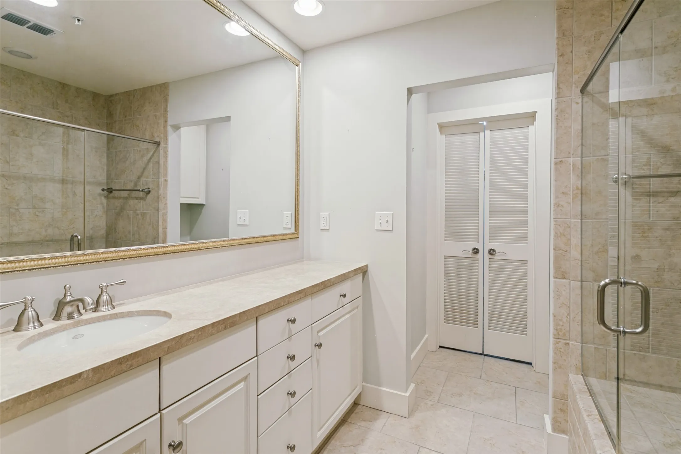 Condominium For Sale in Tarrant County , 411 W 7th Street 707, Fort Worth, Texas 76102, 1 Bedroom, 1 Bathroom, Garage spaces, 1,056 Sqft, built in 1921, mls#21364207, Real Estate Agent in Fort Worth, Homes For Sale in Tarrant county, Homes For Sale in Fort Worth, Realtor in Fort Worth Texas, Real Estate Brokerage Independent Realty Texas, Luminita Cordes Realtor