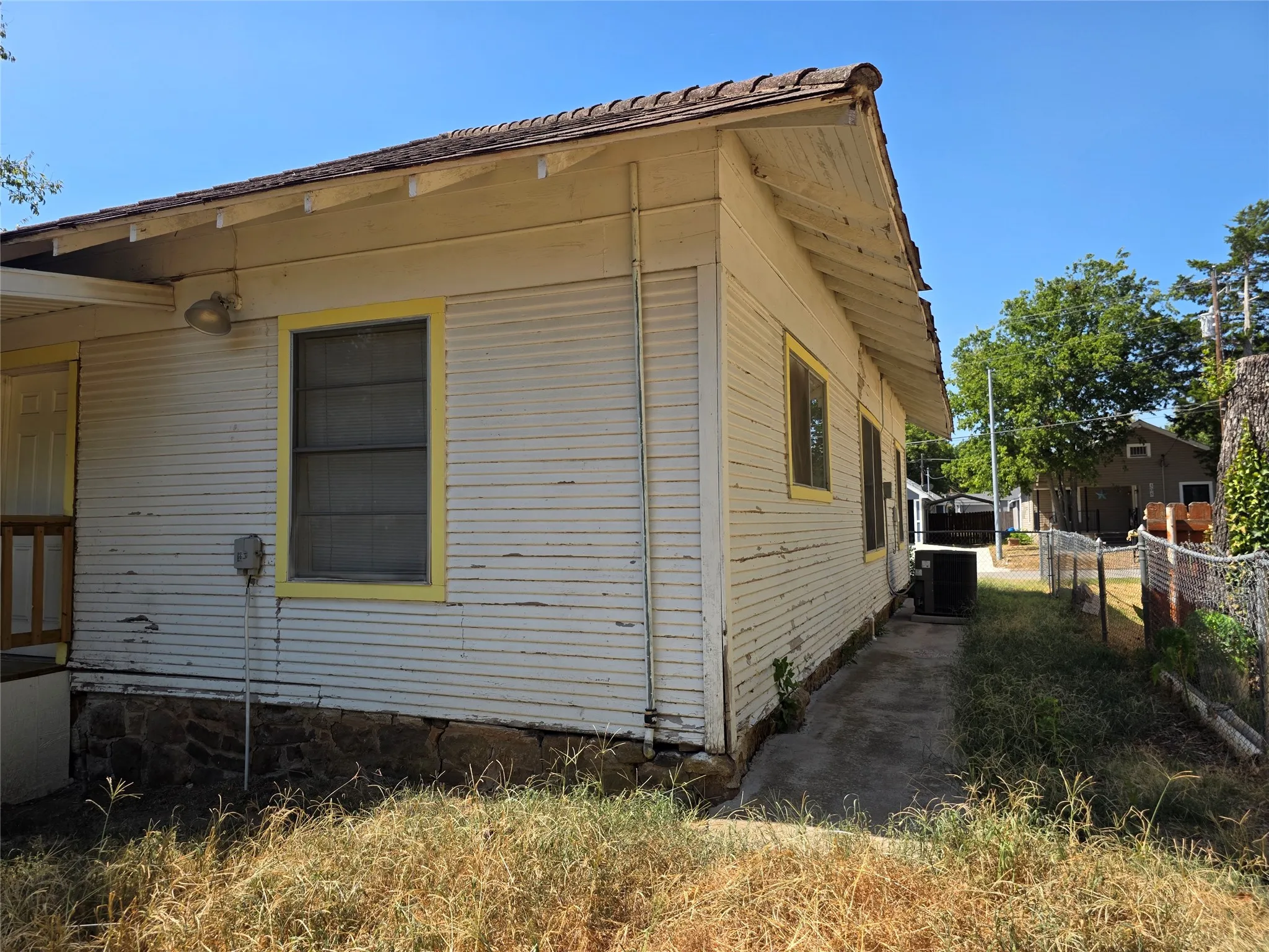 Single Family Residence For Sale in Montague County , 507 Orchard Street, Bowie, Texas 76230, 2 Bedroom, 1 Bathroom, Garage spaces, 1,120 Sqft, built in 1905, mls#21365287, Real Estate Agent in Bowie, Homes For Sale in Montague county, Homes For Sale in Bowie, Realtor in Bowie Texas, Real Estate Brokerage Independent Realty Texas, Luminita Cordes Realtor