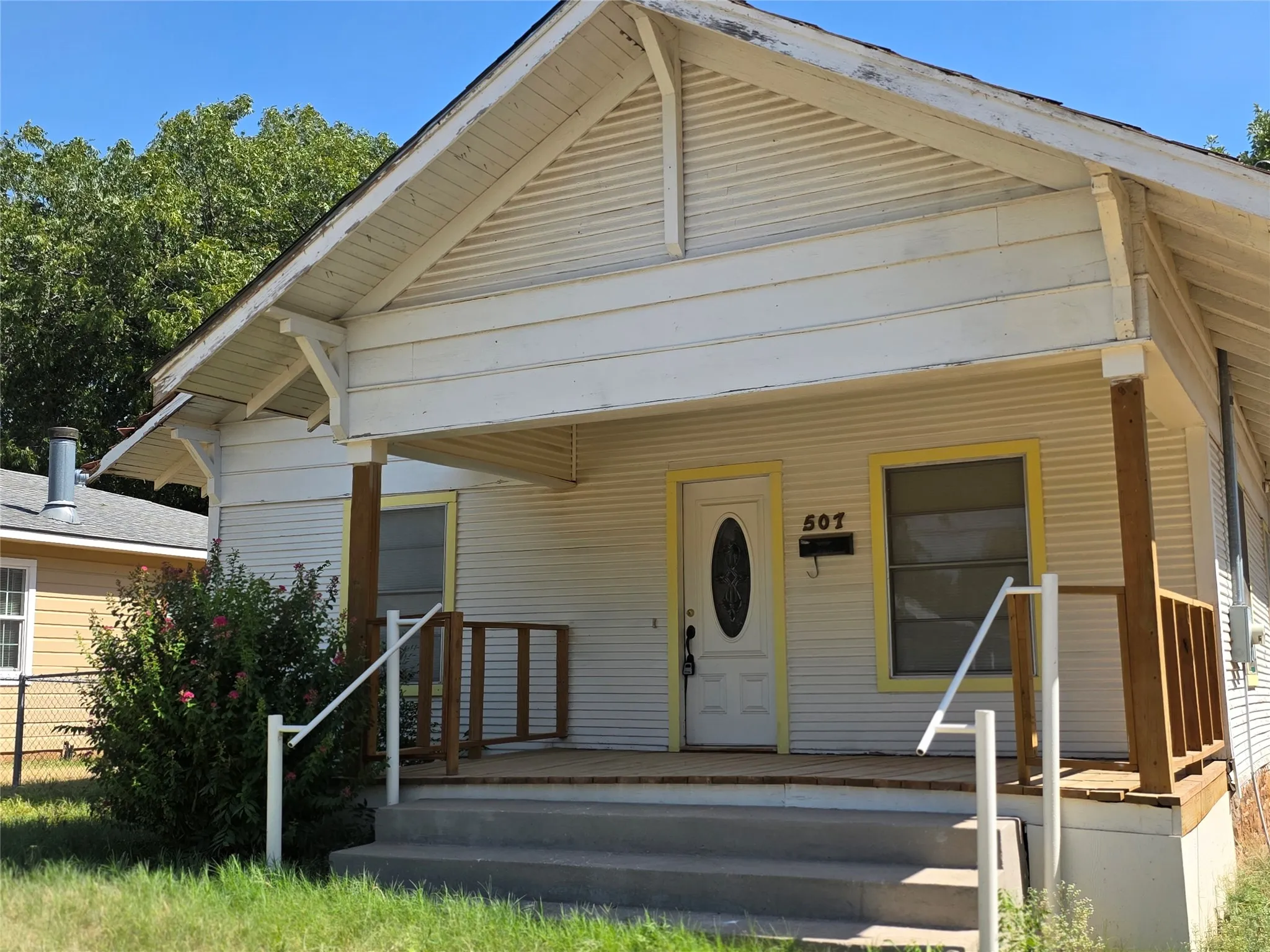 Single Family Residence For Sale in Montague County , 507 Orchard Street, Bowie, Texas 76230, 2 Bedroom, 1 Bathroom, Garage spaces, 1,120 Sqft, built in 1905, mls#21365287, Real Estate Agent in Bowie, Homes For Sale in Montague county, Homes For Sale in Bowie, Realtor in Bowie Texas, Real Estate Brokerage Independent Realty Texas, Luminita Cordes Realtor