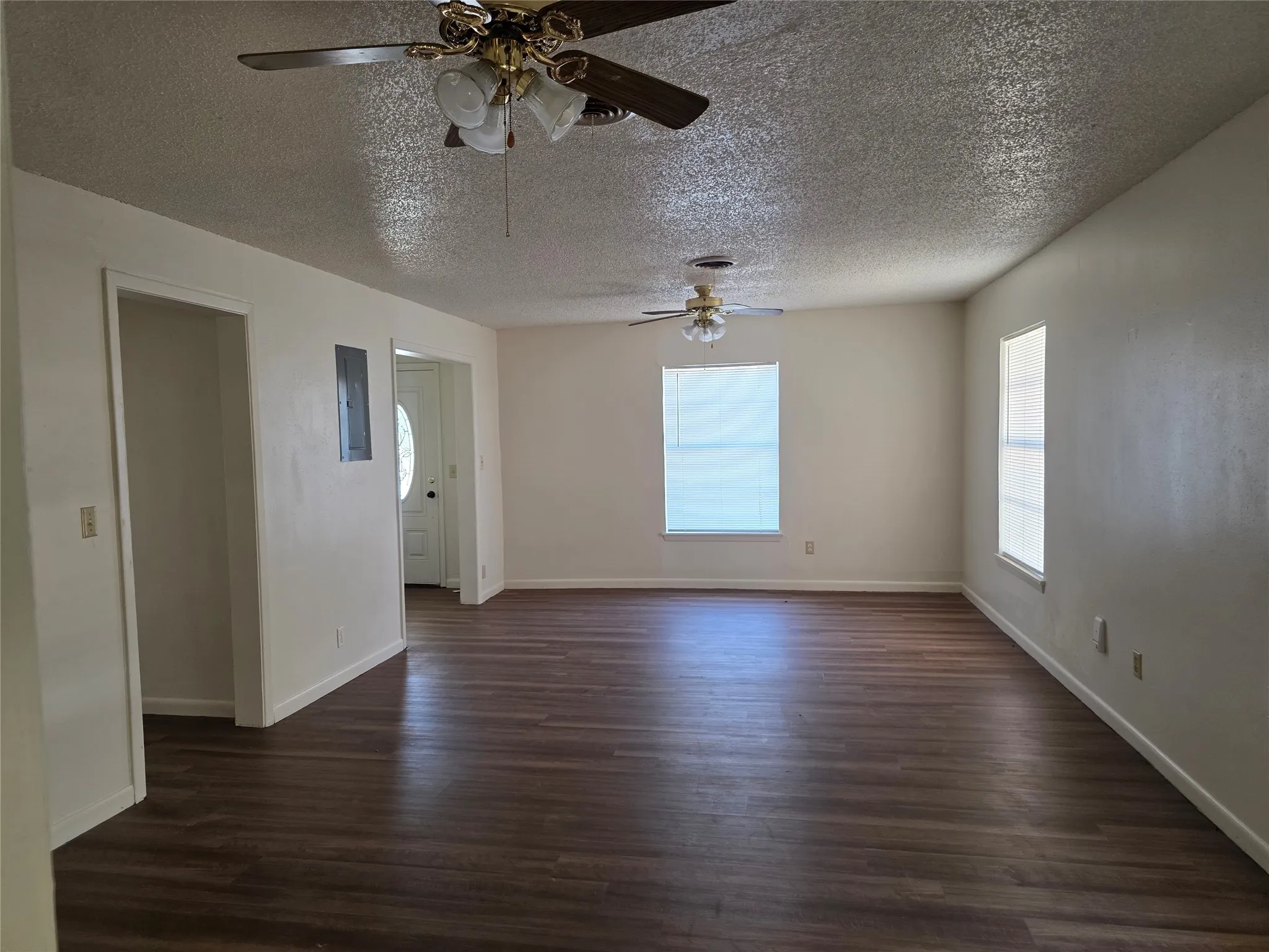 Single Family Residence For Sale in Montague County , 507 Orchard Street, Bowie, Texas 76230, 2 Bedroom, 1 Bathroom, Garage spaces, 1,120 Sqft, built in 1905, mls#21365287, Real Estate Agent in Bowie, Homes For Sale in Montague county, Homes For Sale in Bowie, Realtor in Bowie Texas, Real Estate Brokerage Independent Realty Texas, Luminita Cordes Realtor