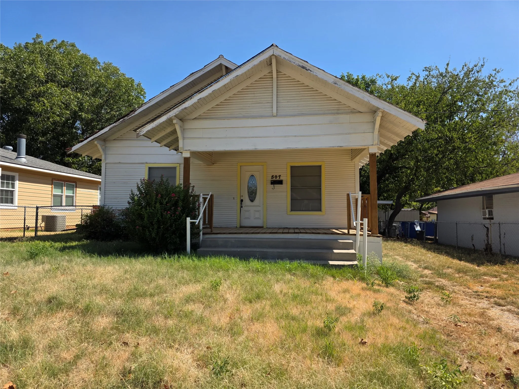 Single Family Residence For Sale in Montague County , 507 Orchard Street, Bowie, Texas 76230, 2 Bedroom, 1 Bathroom, Garage spaces, 1,120 Sqft, built in 1905, mls#21365287, Real Estate Agent in Bowie, Homes For Sale in Montague county, Homes For Sale in Bowie, Realtor in Bowie Texas, Real Estate Brokerage Independent Realty Texas, Luminita Cordes Realtor