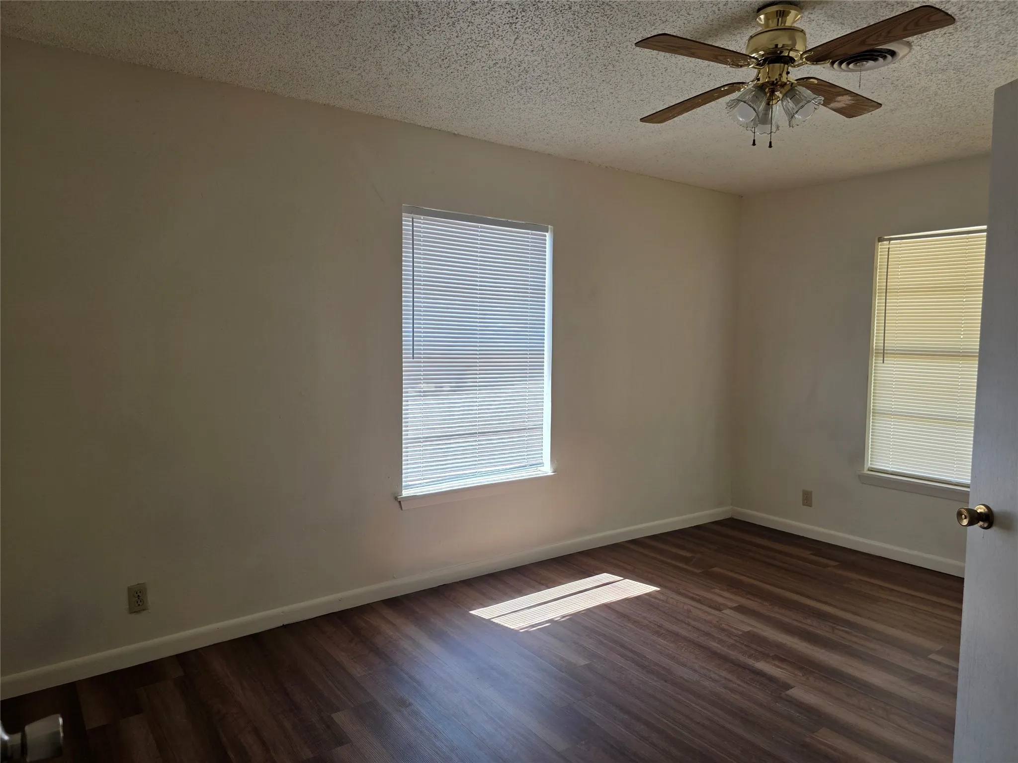 Single Family Residence For Sale in Montague County , 507 Orchard Street, Bowie, Texas 76230, 2 Bedroom, 1 Bathroom, Garage spaces, 1,120 Sqft, built in 1905, mls#21365287, Real Estate Agent in Bowie, Homes For Sale in Montague county, Homes For Sale in Bowie, Realtor in Bowie Texas, Real Estate Brokerage Independent Realty Texas, Luminita Cordes Realtor