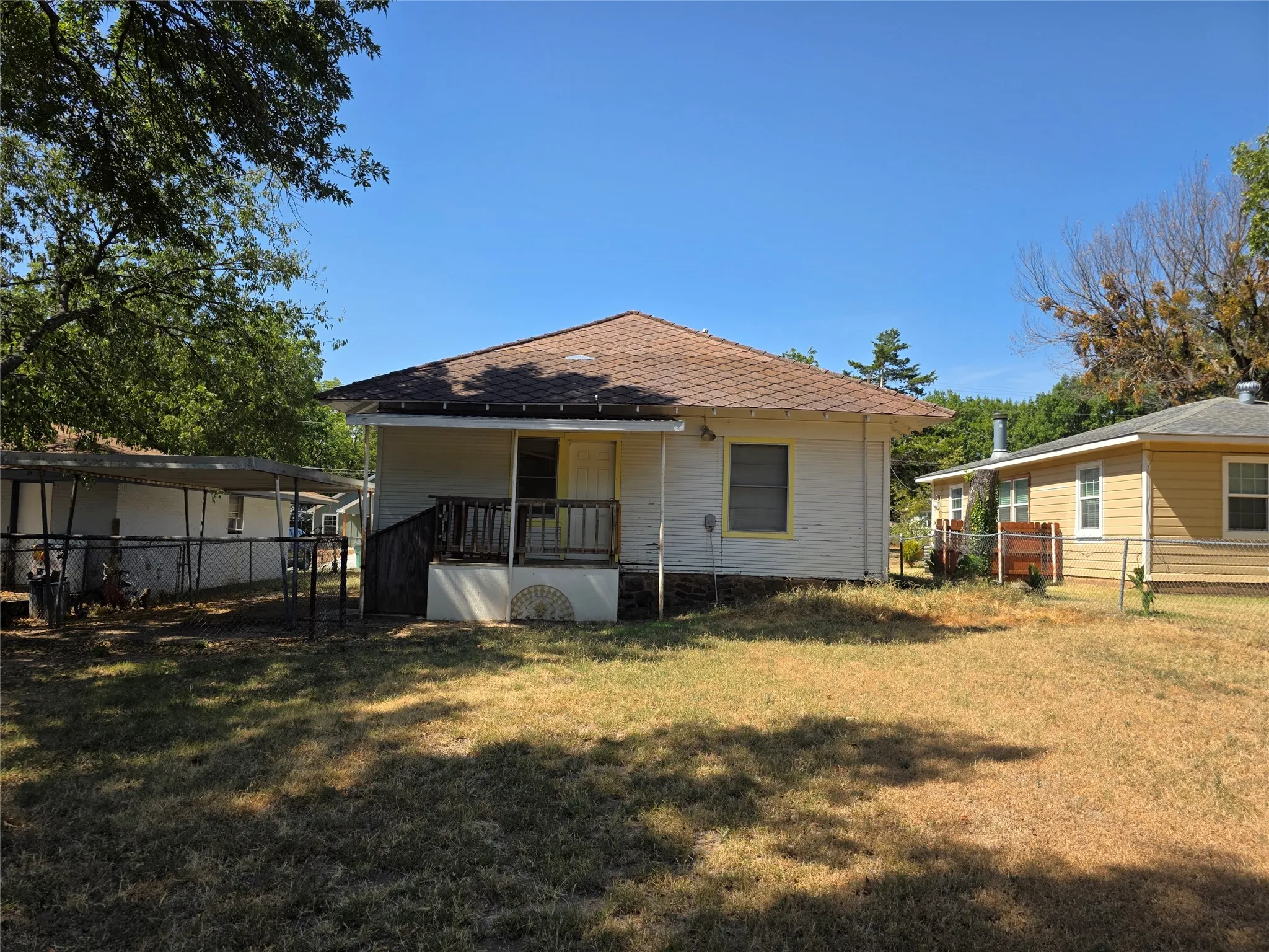 Single Family Residence For Sale in Montague County , 507 Orchard Street, Bowie, Texas 76230, 2 Bedroom, 1 Bathroom, Garage spaces, 1,120 Sqft, built in 1905, mls#21365287, Real Estate Agent in Bowie, Homes For Sale in Montague county, Homes For Sale in Bowie, Realtor in Bowie Texas, Real Estate Brokerage Independent Realty Texas, Luminita Cordes Realtor