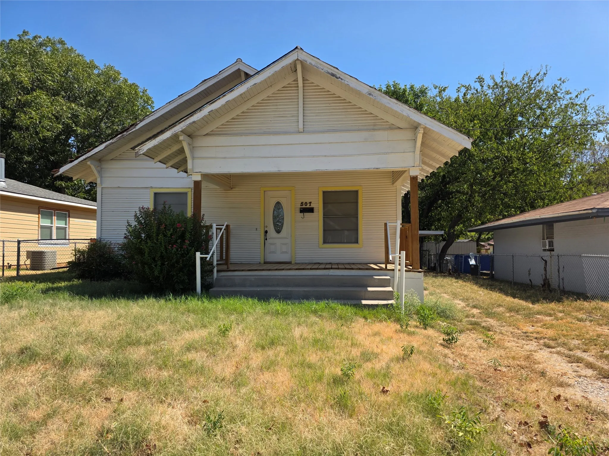 Single Family Residence For Sale in Montague County , 507 Orchard Street, Bowie, Texas 76230, 2 Bedroom, 1 Bathroom, Garage spaces, 1,120 Sqft, built in 1905, mls#21365287, Real Estate Agent in Bowie, Homes For Sale in Montague county, Homes For Sale in Bowie, Realtor in Bowie Texas, Real Estate Brokerage Independent Realty Texas, Luminita Cordes Realtor