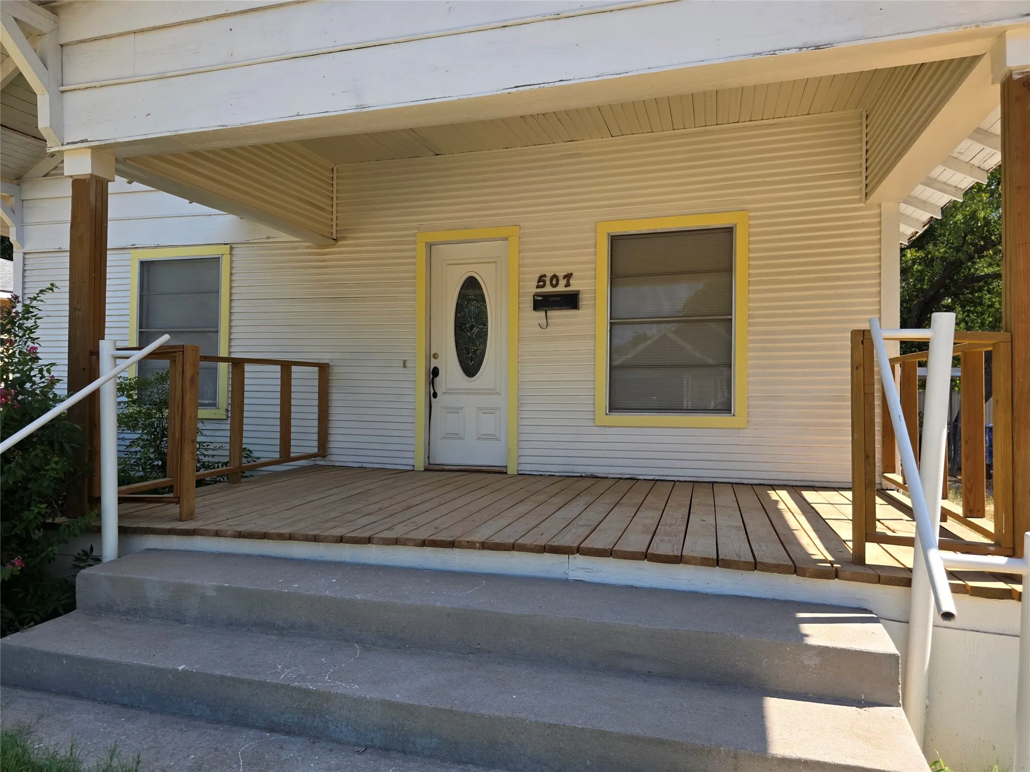 Single Family Residence For Sale in Montague County , 507 Orchard Street, Bowie, Texas 76230, 2 Bedroom, 1 Bathroom, Garage spaces, 1,120 Sqft, built in 1905, mls#21365287, Real Estate Agent in Bowie, Homes For Sale in Montague county, Homes For Sale in Bowie, Realtor in Bowie Texas, Real Estate Brokerage Independent Realty Texas, Luminita Cordes Realtor