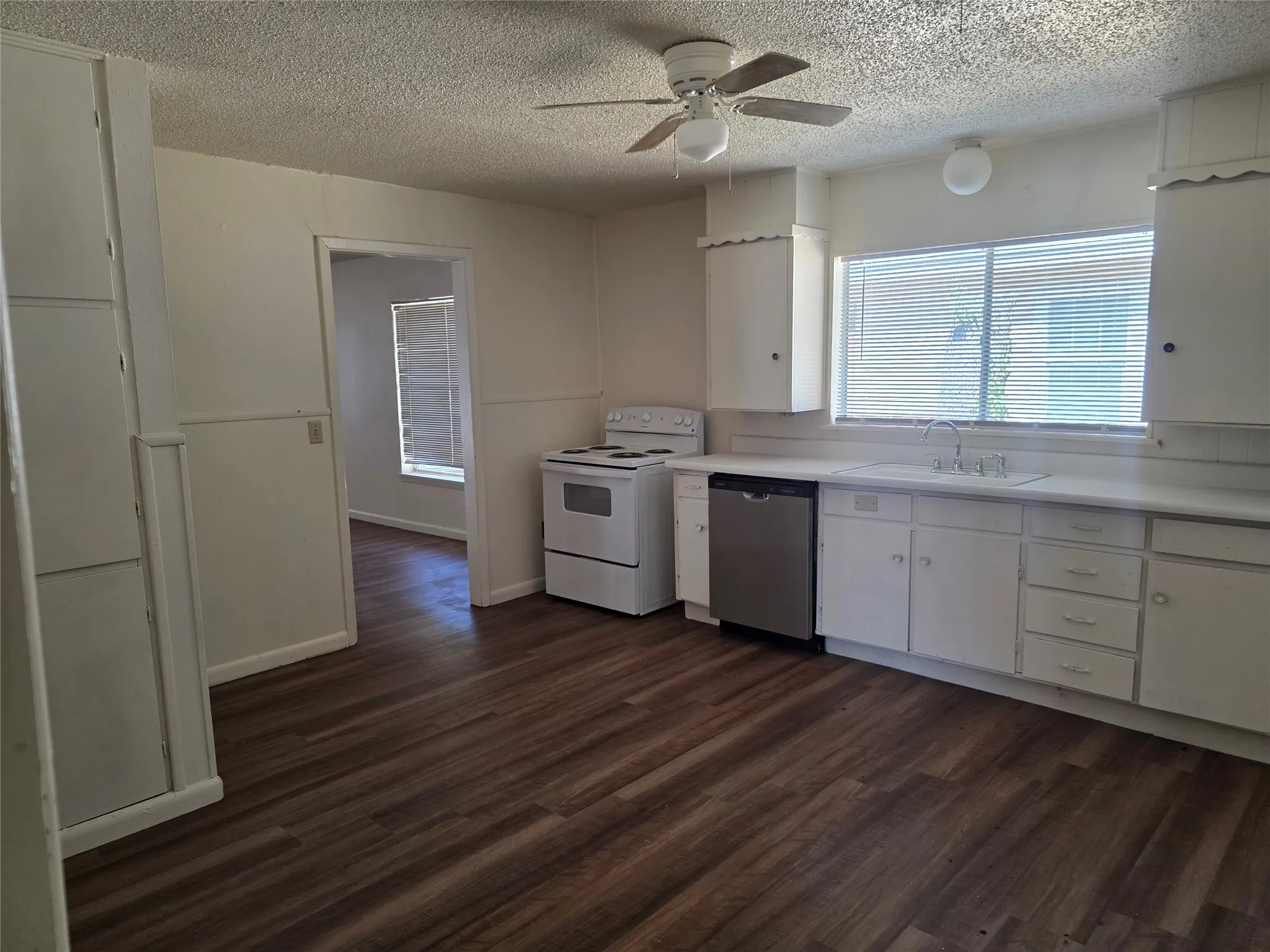 Single Family Residence For Sale in Montague County , 507 Orchard Street, Bowie, Texas 76230, 2 Bedroom, 1 Bathroom, Garage spaces, 1,120 Sqft, built in 1905, mls#21365287, Real Estate Agent in Bowie, Homes For Sale in Montague county, Homes For Sale in Bowie, Realtor in Bowie Texas, Real Estate Brokerage Independent Realty Texas, Luminita Cordes Realtor