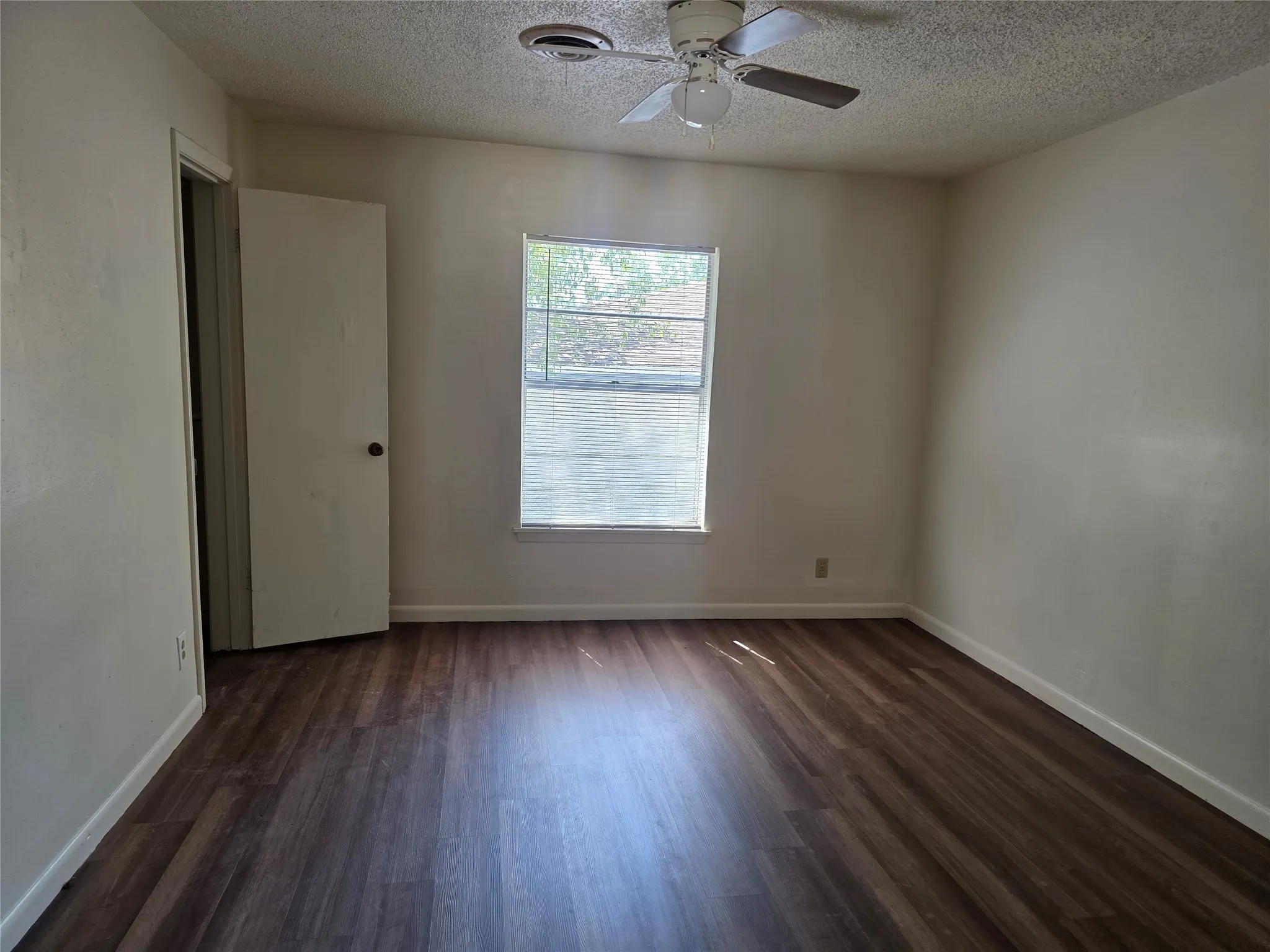 Single Family Residence For Sale in Montague County , 507 Orchard Street, Bowie, Texas 76230, 2 Bedroom, 1 Bathroom, Garage spaces, 1,120 Sqft, built in 1905, mls#21365287, Real Estate Agent in Bowie, Homes For Sale in Montague county, Homes For Sale in Bowie, Realtor in Bowie Texas, Real Estate Brokerage Independent Realty Texas, Luminita Cordes Realtor