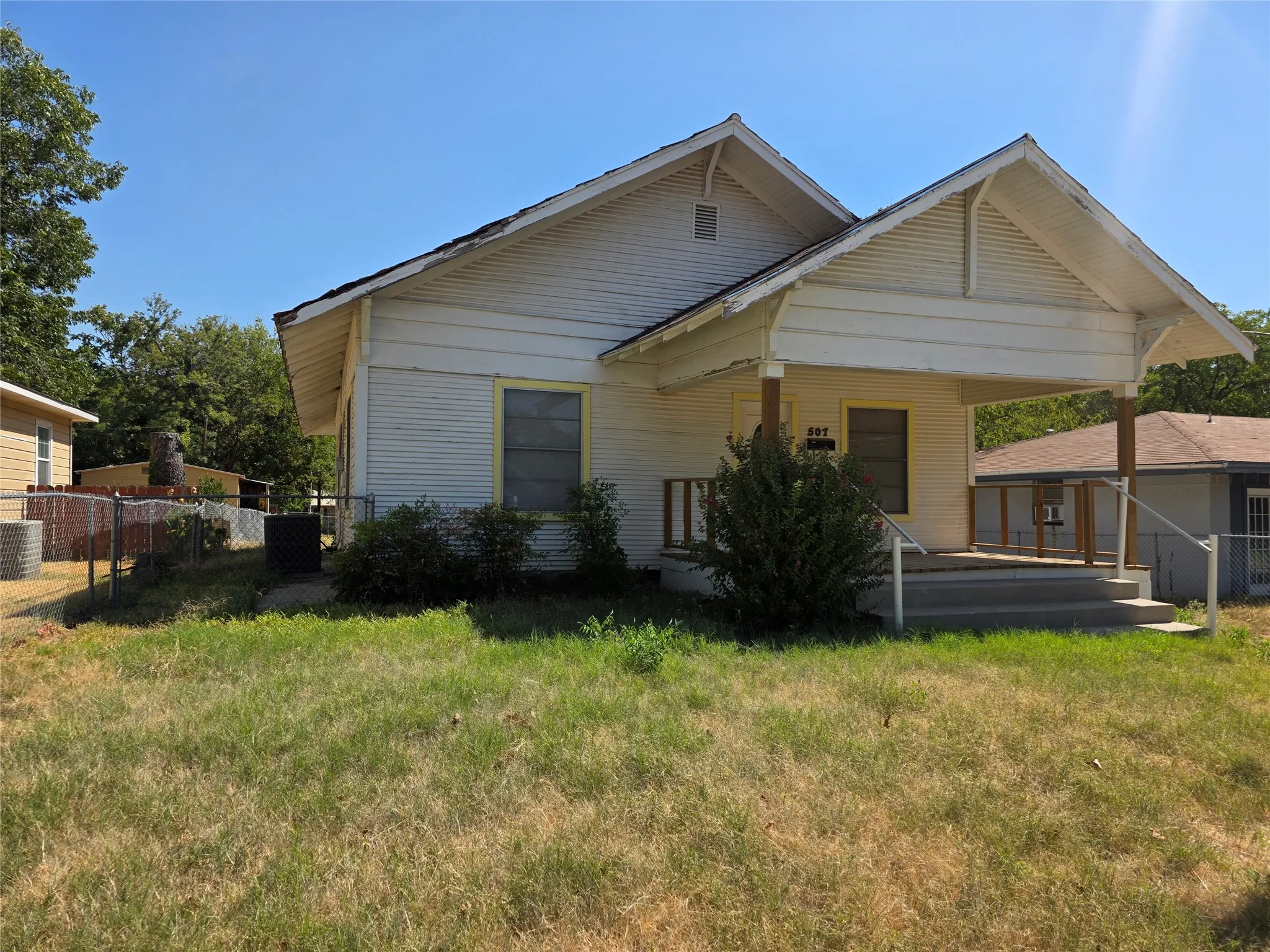Single Family Residence For Sale in Montague County , 507 Orchard Street, Bowie, Texas 76230, 2 Bedroom, 1 Bathroom, Garage spaces, 1,120 Sqft, built in 1905, mls#21365287, Real Estate Agent in Bowie, Homes For Sale in Montague county, Homes For Sale in Bowie, Realtor in Bowie Texas, Real Estate Brokerage Independent Realty Texas, Luminita Cordes Realtor