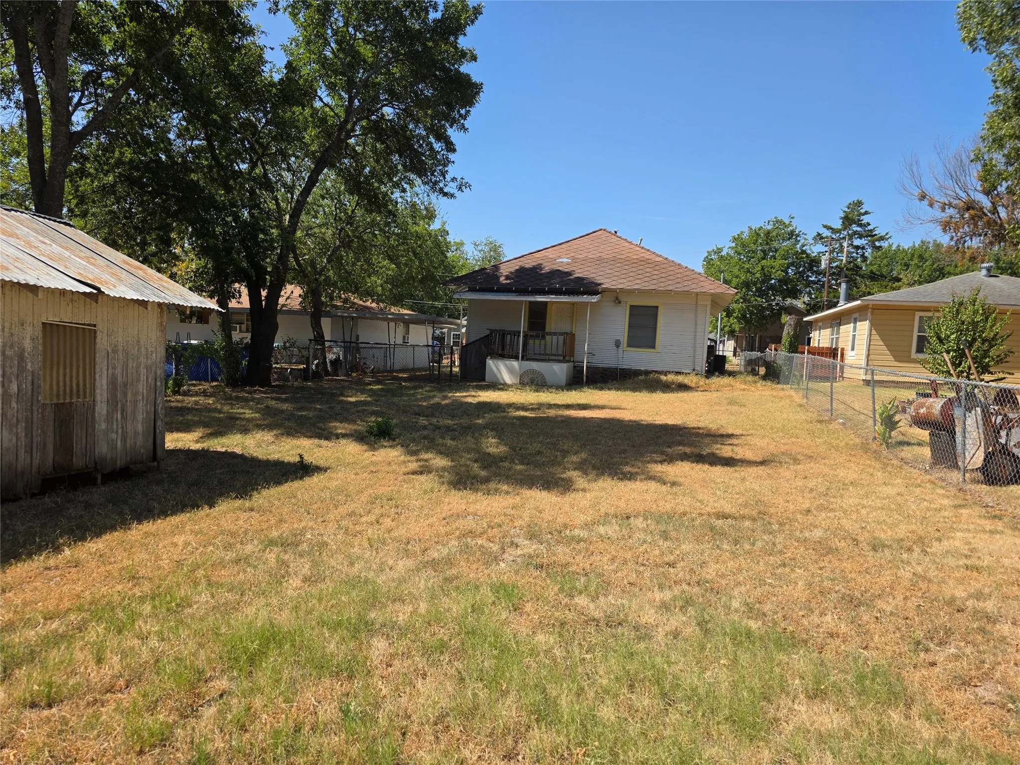 Single Family Residence For Sale in Montague County , 507 Orchard Street, Bowie, Texas 76230, 2 Bedroom, 1 Bathroom, Garage spaces, 1,120 Sqft, built in 1905, mls#21365287, Real Estate Agent in Bowie, Homes For Sale in Montague county, Homes For Sale in Bowie, Realtor in Bowie Texas, Real Estate Brokerage Independent Realty Texas, Luminita Cordes Realtor