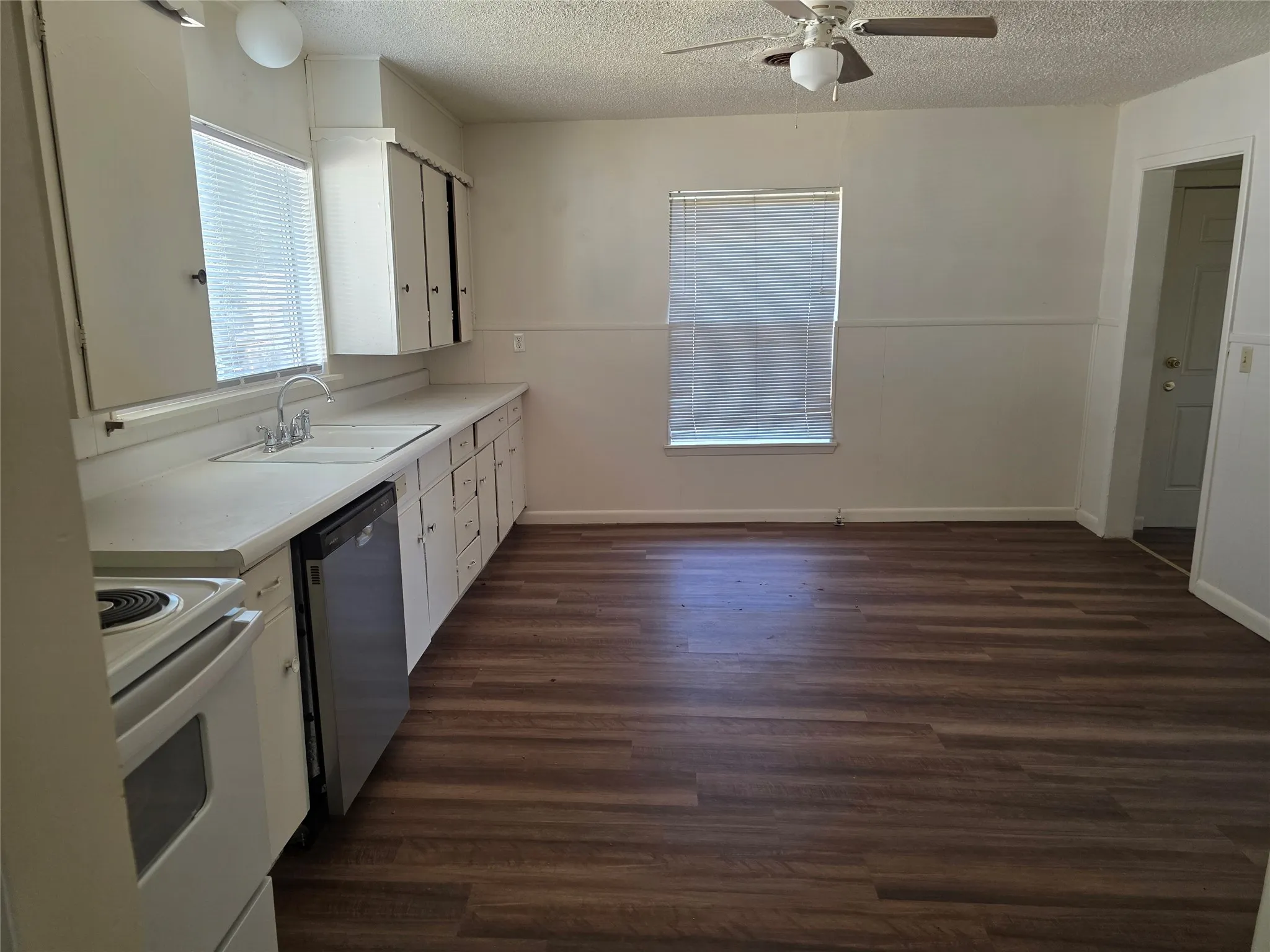 Single Family Residence For Sale in Montague County , 507 Orchard Street, Bowie, Texas 76230, 2 Bedroom, 1 Bathroom, Garage spaces, 1,120 Sqft, built in 1905, mls#21365287, Real Estate Agent in Bowie, Homes For Sale in Montague county, Homes For Sale in Bowie, Realtor in Bowie Texas, Real Estate Brokerage Independent Realty Texas, Luminita Cordes Realtor