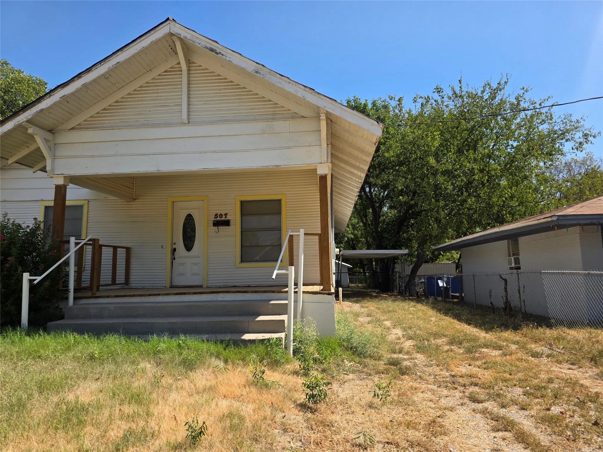 Single Family Residence For Sale in Montague County , 507 Orchard Street, Bowie, Texas 76230, 2 Bedroom, 1 Bathroom, Garage spaces, 1,120 Sqft, built in 1905, mls#21365287, Real Estate Agent in Bowie, Homes For Sale in Montague county, Homes For Sale in Bowie, Realtor in Bowie Texas, Real Estate Brokerage Independent Realty Texas, Luminita Cordes Realtor
