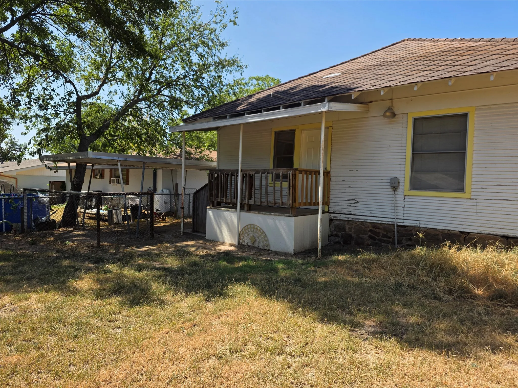 Single Family Residence For Sale in Montague County , 507 Orchard Street, Bowie, Texas 76230, 2 Bedroom, 1 Bathroom, Garage spaces, 1,120 Sqft, built in 1905, mls#21365287, Real Estate Agent in Bowie, Homes For Sale in Montague county, Homes For Sale in Bowie, Realtor in Bowie Texas, Real Estate Brokerage Independent Realty Texas, Luminita Cordes Realtor