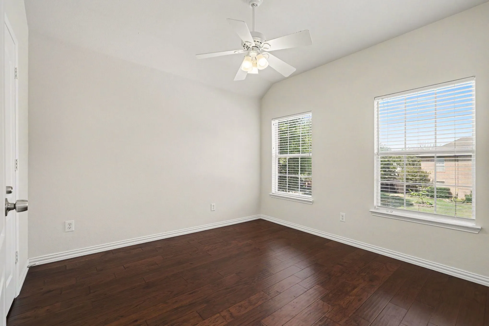 Single Family Residence For Sale in Collin County , 11181 Clearstream Lane, Frisco, Texas 75035, 4 Bedroom, 4 Bathroom, 2 Garage spaces, 2,465 Sqft, built in 2000, mls#21393408, Real Estate Agent in Frisco, Homes For Sale in Collin county, Homes For Sale in Frisco, Realtor in Frisco Texas, Real Estate Brokerage Independent Realty Texas, Luminita Cordes Realtor