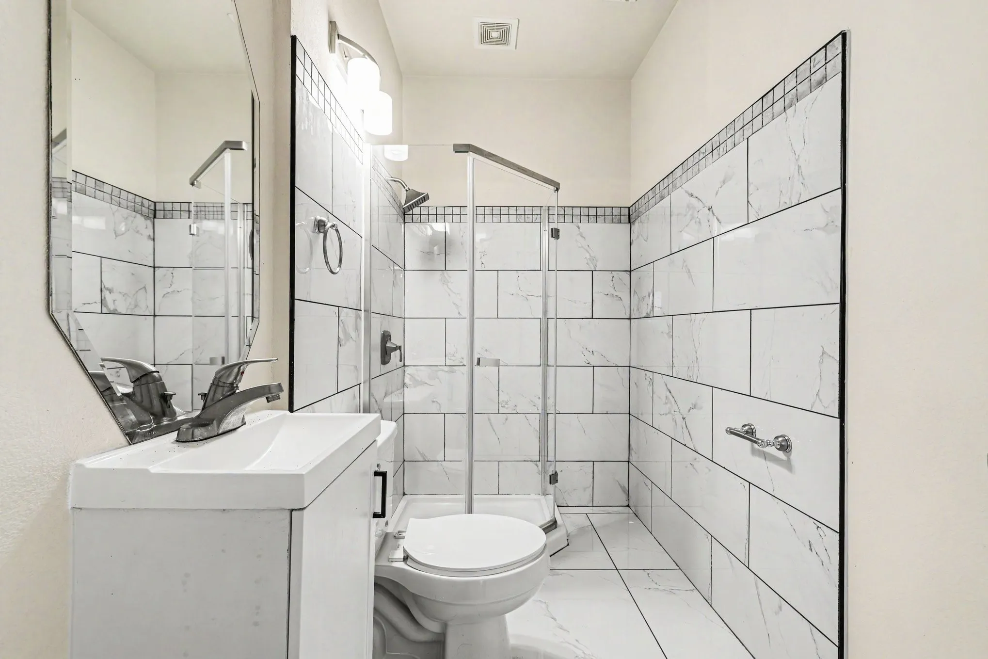 Single Family Residence For Sale in Collin County , 11181 Clearstream Lane, Frisco, Texas 75035, 4 Bedroom, 4 Bathroom, 2 Garage spaces, 2,465 Sqft, built in 2000, mls#21393408, Real Estate Agent in Frisco, Homes For Sale in Collin county, Homes For Sale in Frisco, Realtor in Frisco Texas, Real Estate Brokerage Independent Realty Texas, Luminita Cordes Realtor