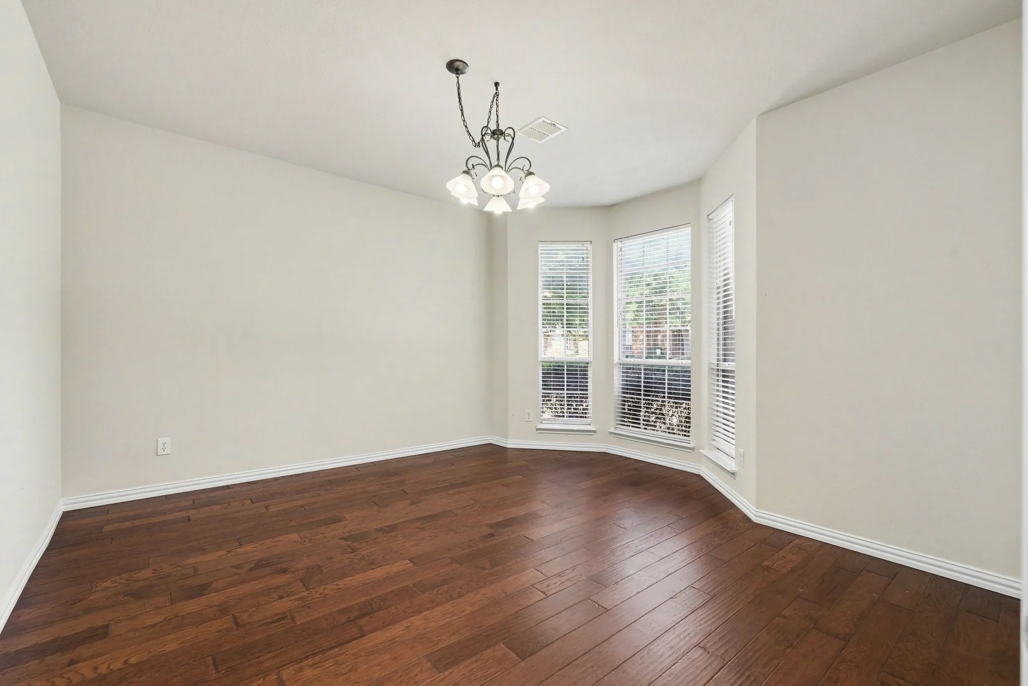 Single Family Residence For Sale in Collin County , 11181 Clearstream Lane, Frisco, Texas 75035, 4 Bedroom, 4 Bathroom, 2 Garage spaces, 2,465 Sqft, built in 2000, mls#21393408, Real Estate Agent in Frisco, Homes For Sale in Collin county, Homes For Sale in Frisco, Realtor in Frisco Texas, Real Estate Brokerage Independent Realty Texas, Luminita Cordes Realtor