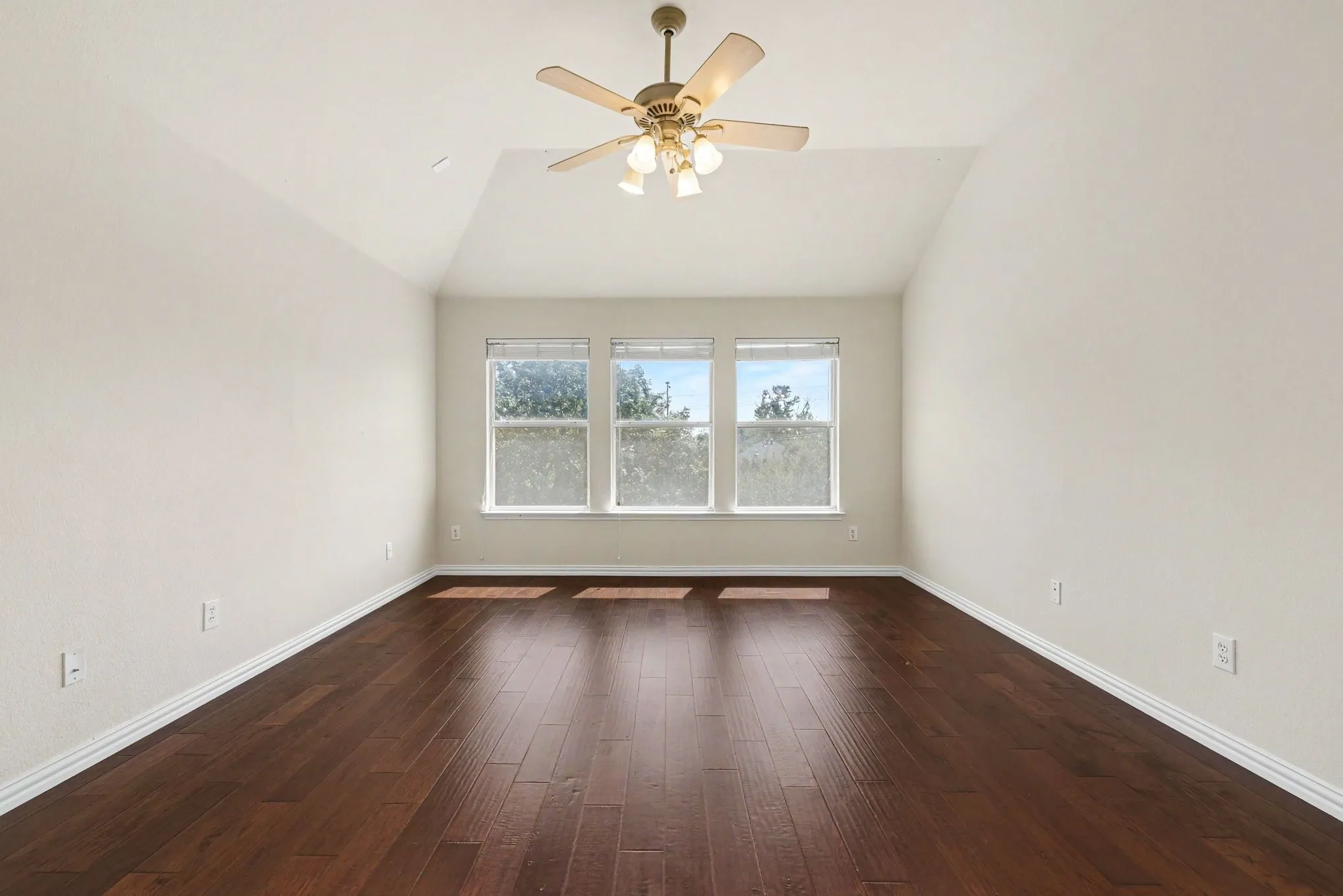 Single Family Residence For Sale in Collin County , 11181 Clearstream Lane, Frisco, Texas 75035, 4 Bedroom, 4 Bathroom, 2 Garage spaces, 2,465 Sqft, built in 2000, mls#21393408, Real Estate Agent in Frisco, Homes For Sale in Collin county, Homes For Sale in Frisco, Realtor in Frisco Texas, Real Estate Brokerage Independent Realty Texas, Luminita Cordes Realtor