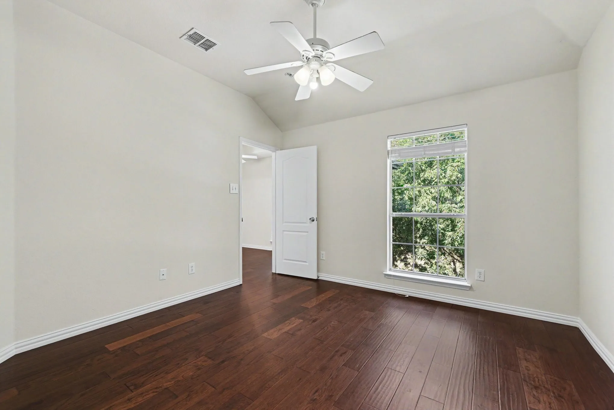 Single Family Residence For Sale in Collin County , 11181 Clearstream Lane, Frisco, Texas 75035, 4 Bedroom, 4 Bathroom, 2 Garage spaces, 2,465 Sqft, built in 2000, mls#21393408, Real Estate Agent in Frisco, Homes For Sale in Collin county, Homes For Sale in Frisco, Realtor in Frisco Texas, Real Estate Brokerage Independent Realty Texas, Luminita Cordes Realtor