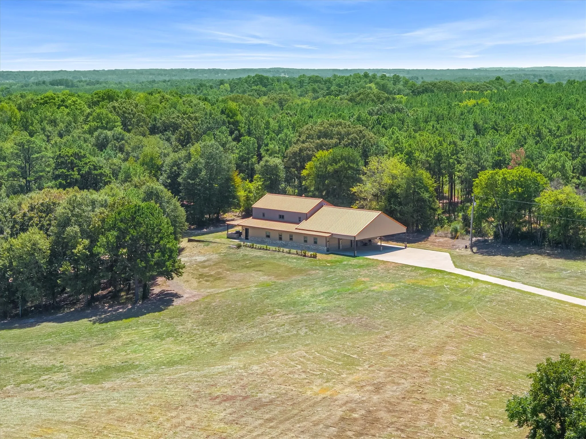 Single Family Residence For Sale in Upshur County , 636 Spruce Road, Big Sandy, Texas 75755, 4 Bedroom, 4 Bathroom, 2 Garage spaces, 3,500 Sqft, built in 2021, mls#21394868, Real Estate Agent in Big Sandy, Homes For Sale in Upshur county, Homes For Sale in Big Sandy, Realtor in Big Sandy Texas, Real Estate Brokerage Independent Realty Texas, Luminita Cordes Realtor