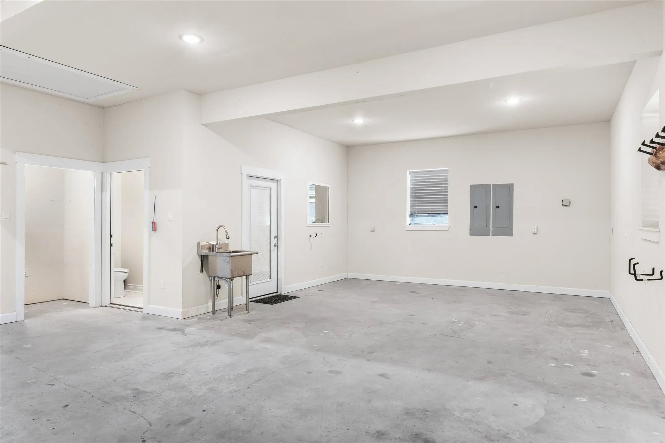 Single Family Residence For Sale in Upshur County , 636 Spruce Road, Big Sandy, Texas 75755, 4 Bedroom, 4 Bathroom, 2 Garage spaces, 3,500 Sqft, built in 2021, mls#21394868, Real Estate Agent in Big Sandy, Homes For Sale in Upshur county, Homes For Sale in Big Sandy, Realtor in Big Sandy Texas, Real Estate Brokerage Independent Realty Texas, Luminita Cordes Realtor