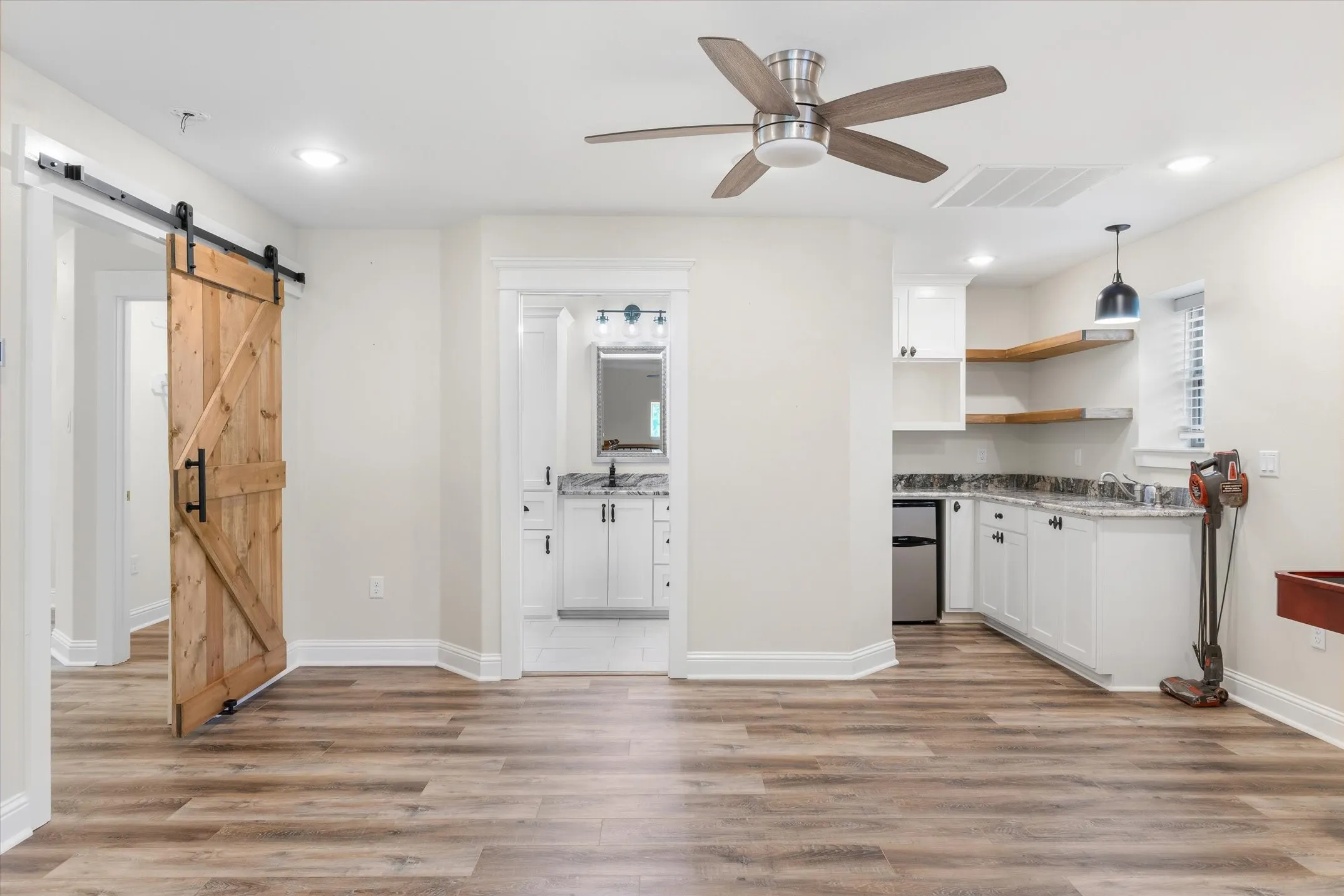 Single Family Residence For Sale in Upshur County , 636 Spruce Road, Big Sandy, Texas 75755, 4 Bedroom, 4 Bathroom, 2 Garage spaces, 3,500 Sqft, built in 2021, mls#21394868, Real Estate Agent in Big Sandy, Homes For Sale in Upshur county, Homes For Sale in Big Sandy, Realtor in Big Sandy Texas, Real Estate Brokerage Independent Realty Texas, Luminita Cordes Realtor
