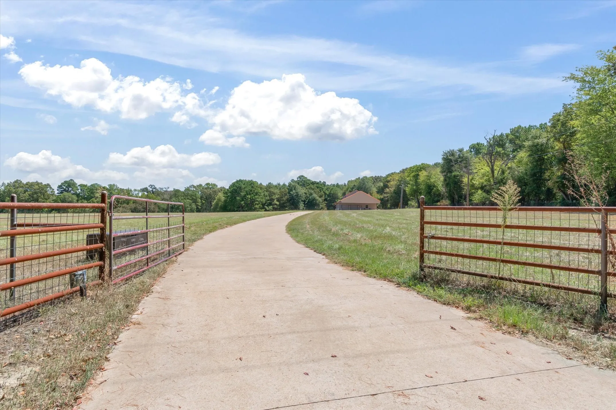Single Family Residence For Sale in Upshur County , 636 Spruce Road, Big Sandy, Texas 75755, 4 Bedroom, 4 Bathroom, 2 Garage spaces, 3,500 Sqft, built in 2021, mls#21394868, Real Estate Agent in Big Sandy, Homes For Sale in Upshur county, Homes For Sale in Big Sandy, Realtor in Big Sandy Texas, Real Estate Brokerage Independent Realty Texas, Luminita Cordes Realtor
