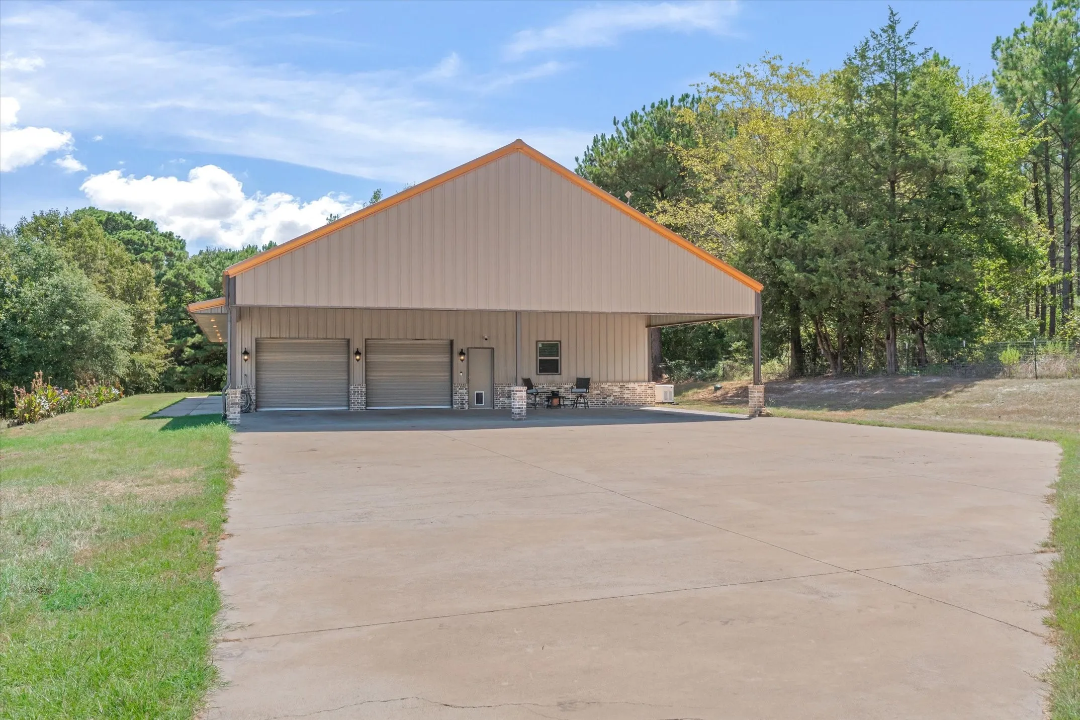Single Family Residence For Sale in Upshur County , 636 Spruce Road, Big Sandy, Texas 75755, 4 Bedroom, 4 Bathroom, 2 Garage spaces, 3,500 Sqft, built in 2021, mls#21394868, Real Estate Agent in Big Sandy, Homes For Sale in Upshur county, Homes For Sale in Big Sandy, Realtor in Big Sandy Texas, Real Estate Brokerage Independent Realty Texas, Luminita Cordes Realtor