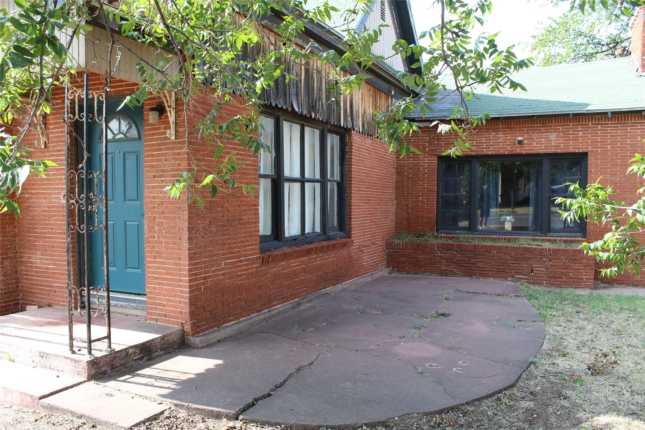 Single Family Residence For Sale in Knox County , 400 E Main Street, Knox City, Texas 79529, 4 Bedroom, 2 Bathroom, 2 Garage spaces, 3,150 Sqft, built in 1950, mls#21394290, Real Estate Agent in Knox City, Homes For Sale in Knox county, Homes For Sale in Knox City, Realtor in Knox City Texas, Real Estate Brokerage Independent Realty Texas, Luminita Cordes Realtor