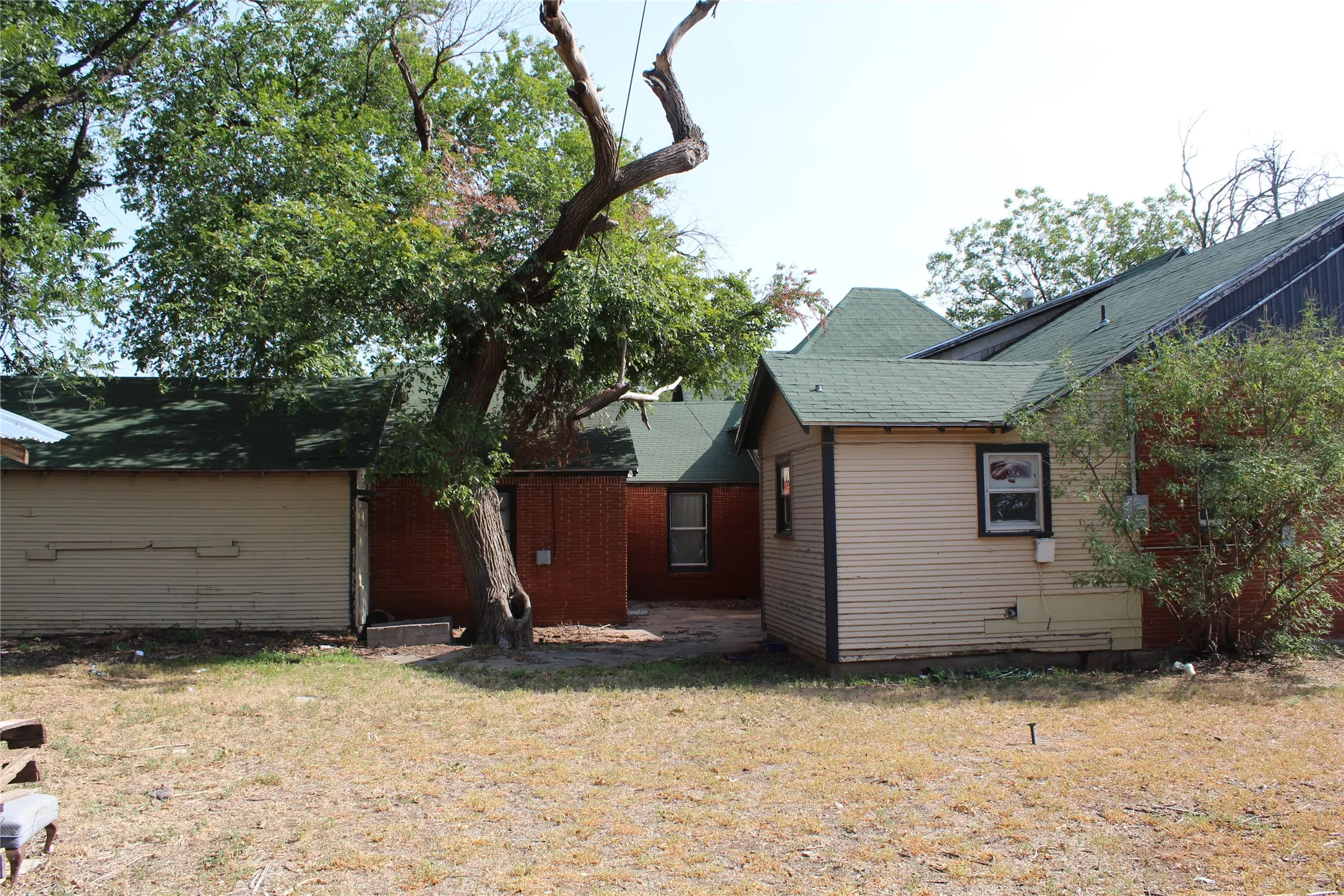 Single Family Residence For Sale in Knox County , 400 E Main Street, Knox City, Texas 79529, 4 Bedroom, 2 Bathroom, 2 Garage spaces, 3,150 Sqft, built in 1950, mls#21394290, Real Estate Agent in Knox City, Homes For Sale in Knox county, Homes For Sale in Knox City, Realtor in Knox City Texas, Real Estate Brokerage Independent Realty Texas, Luminita Cordes Realtor