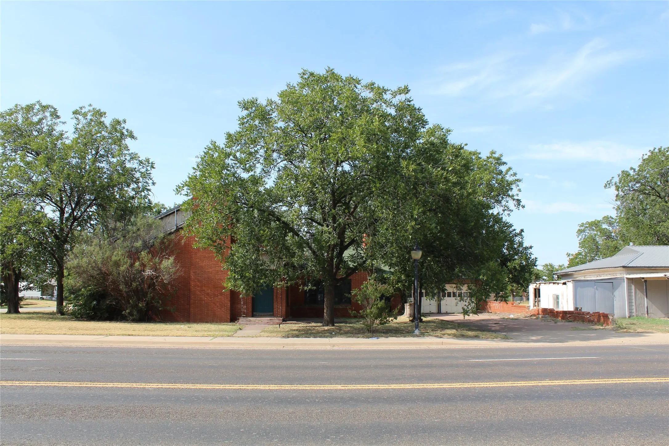 Single Family Residence For Sale in Knox County , 400 E Main Street, Knox City, Texas 79529, 4 Bedroom, 2 Bathroom, 2 Garage spaces, 3,150 Sqft, built in 1950, mls#21394290, Real Estate Agent in Knox City, Homes For Sale in Knox county, Homes For Sale in Knox City, Realtor in Knox City Texas, Real Estate Brokerage Independent Realty Texas, Luminita Cordes Realtor