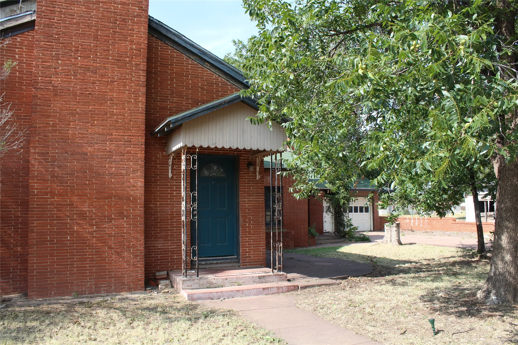 Single Family Residence For Sale in Knox County , 400 E Main Street, Knox City, Texas 79529, 4 Bedroom, 2 Bathroom, 2 Garage spaces, 3,150 Sqft, built in 1950, mls#21394290, Real Estate Agent in Knox City, Homes For Sale in Knox county, Homes For Sale in Knox City, Realtor in Knox City Texas, Real Estate Brokerage Independent Realty Texas, Luminita Cordes Realtor