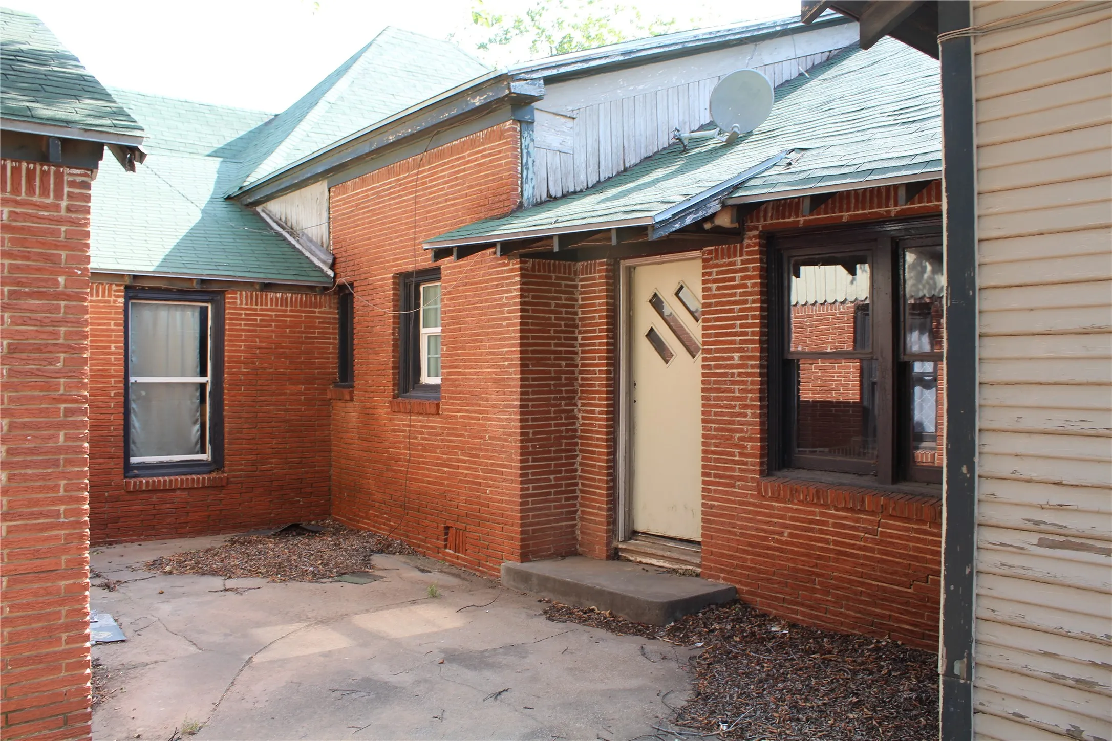 Single Family Residence For Sale in Knox County , 400 E Main Street, Knox City, Texas 79529, 4 Bedroom, 2 Bathroom, 2 Garage spaces, 3,150 Sqft, built in 1950, mls#21394290, Real Estate Agent in Knox City, Homes For Sale in Knox county, Homes For Sale in Knox City, Realtor in Knox City Texas, Real Estate Brokerage Independent Realty Texas, Luminita Cordes Realtor